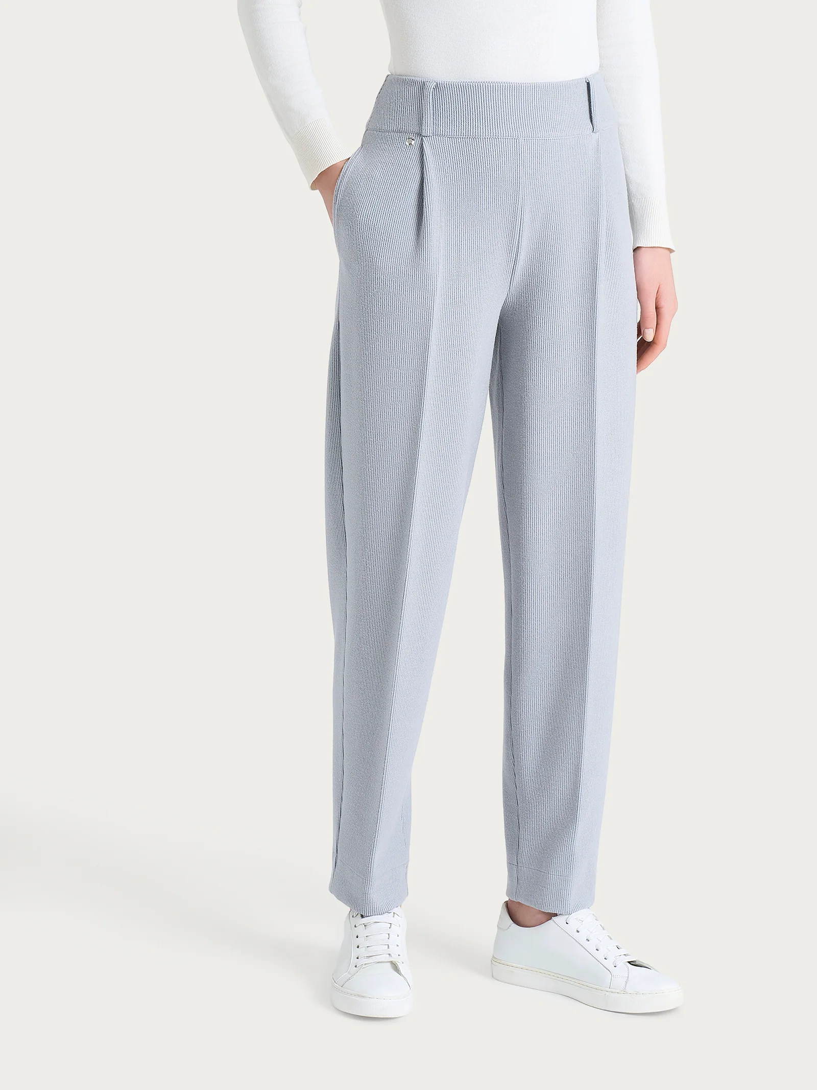 Pantalone a carota con tasche e pinces in Velvet - Ultimate Gray