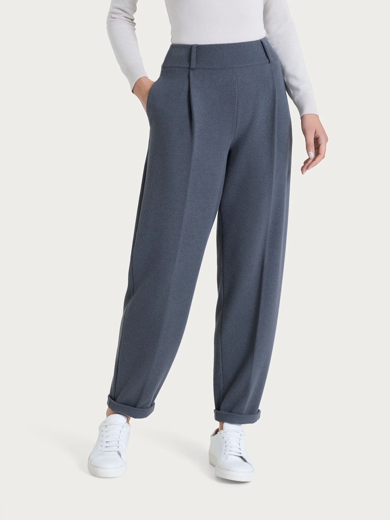 Pantalone a carota con tasche e pinces in Velvet - Dark Shadow - Image 2