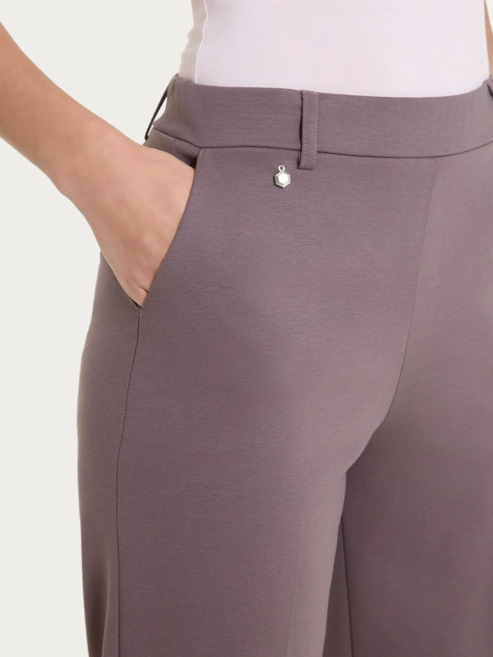 Pantalone a carota con tasche in Compact Light  - Plum Truffle - Image 8