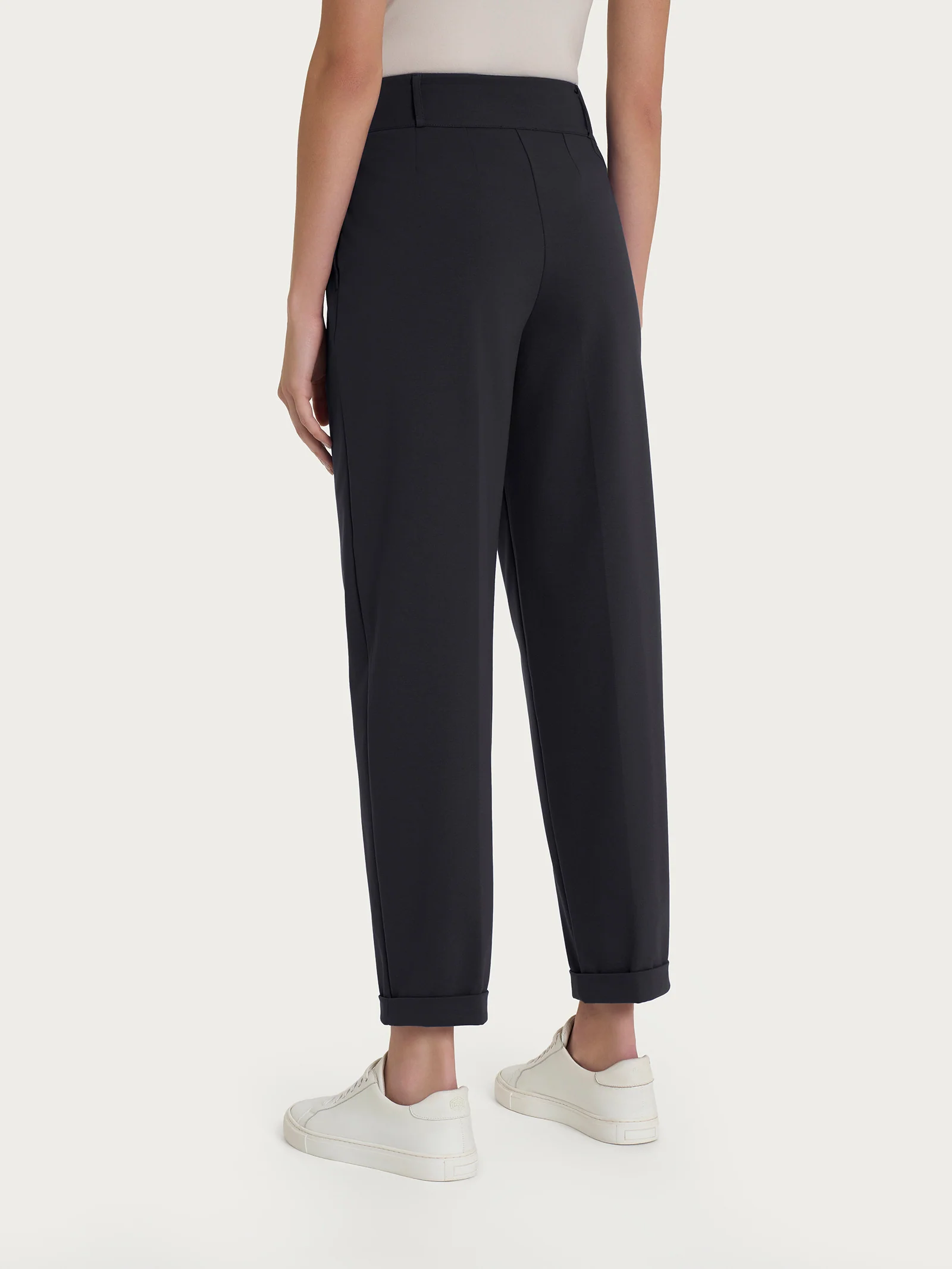 Pantalone a carota con tasche in Compact Light - Nero - Image 2