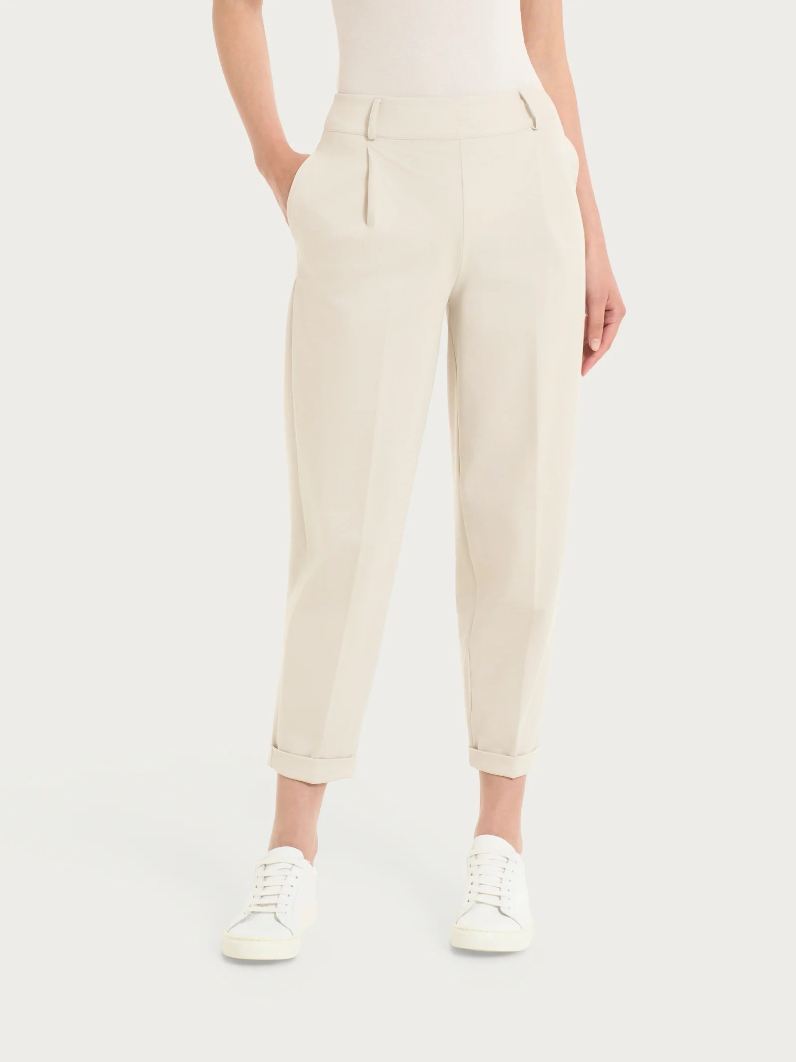 Pantalone a carota con tasche in Compact Light  - Champignon