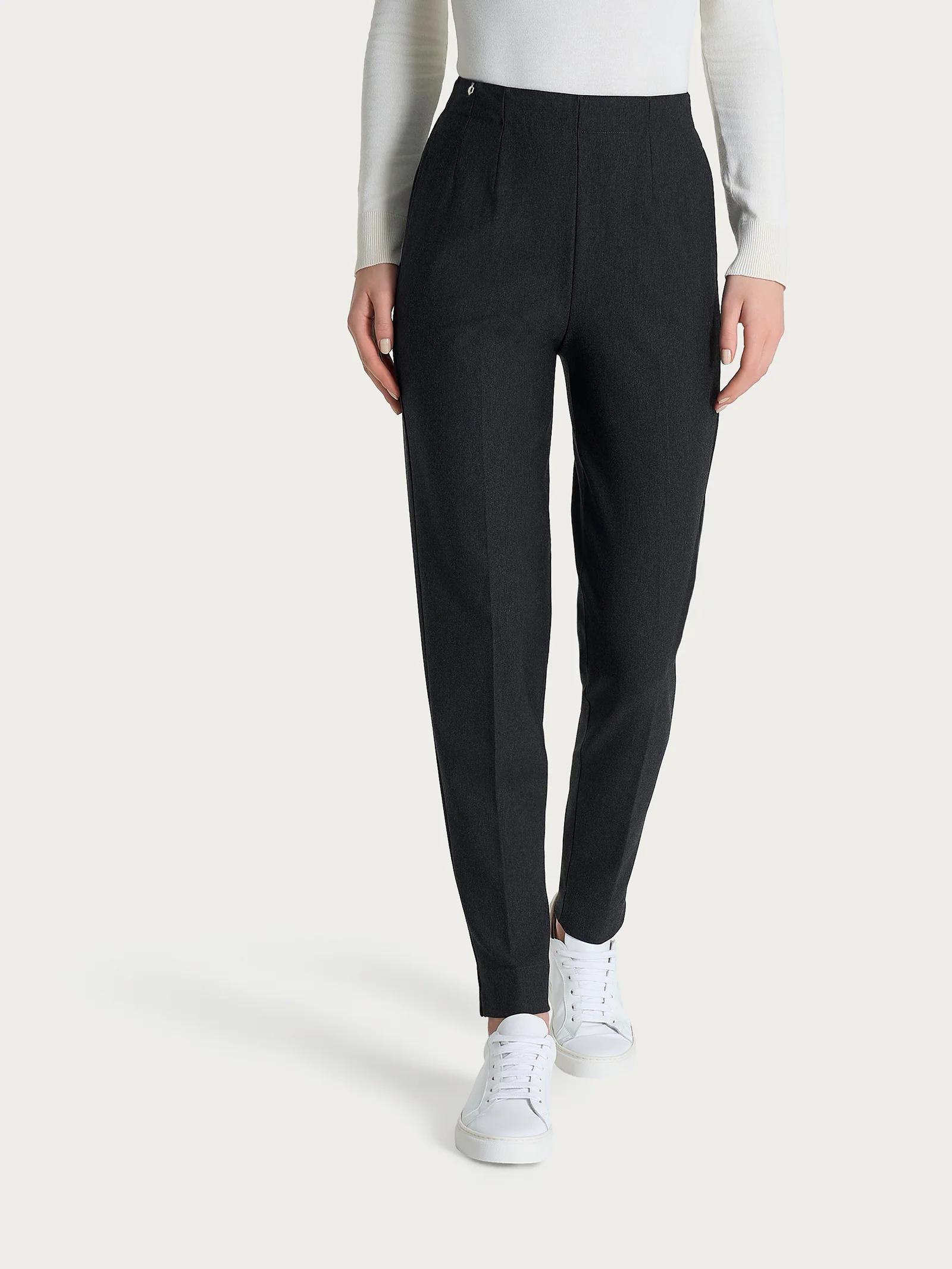 Pantalone a carota con tasche in tessuto Compact - Oscuro Mel.