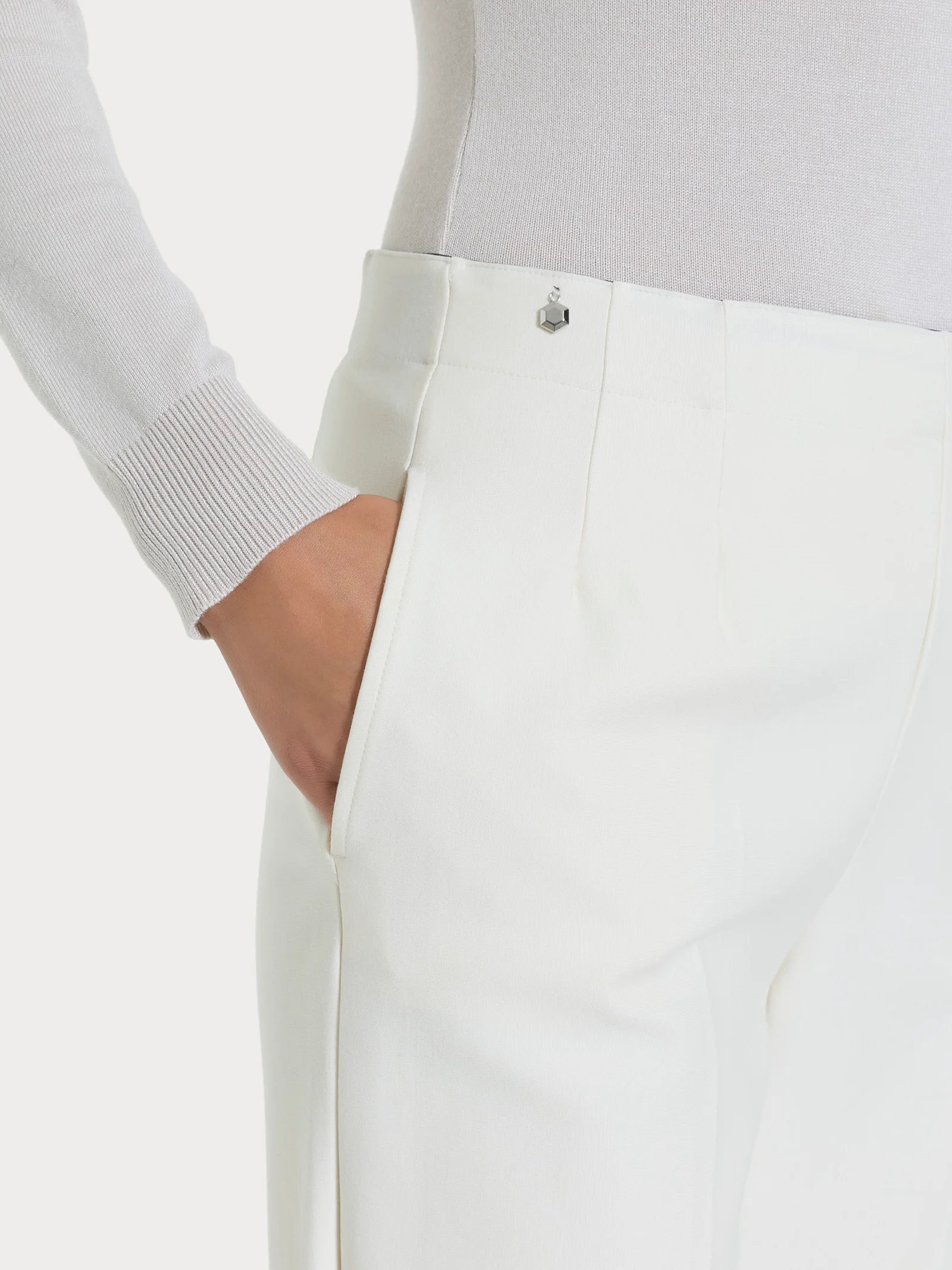 Pantalone a carota con tasche in tessuto Compact - Sphagnum - Image 3