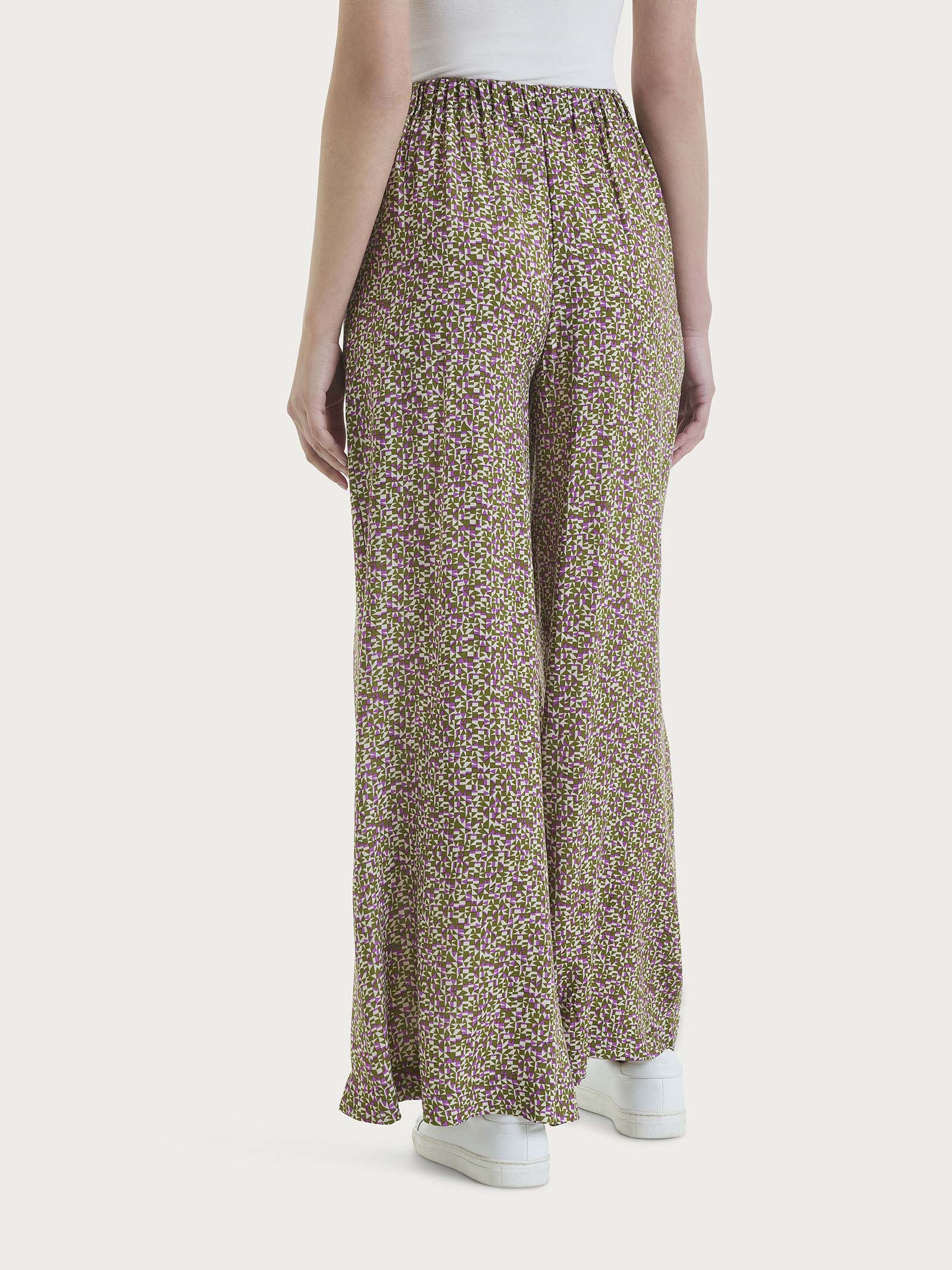 Pantalone a palazzo con tasche e geometic pattern in Ecoseta - Fant. Cattleya Orchid - Image 2