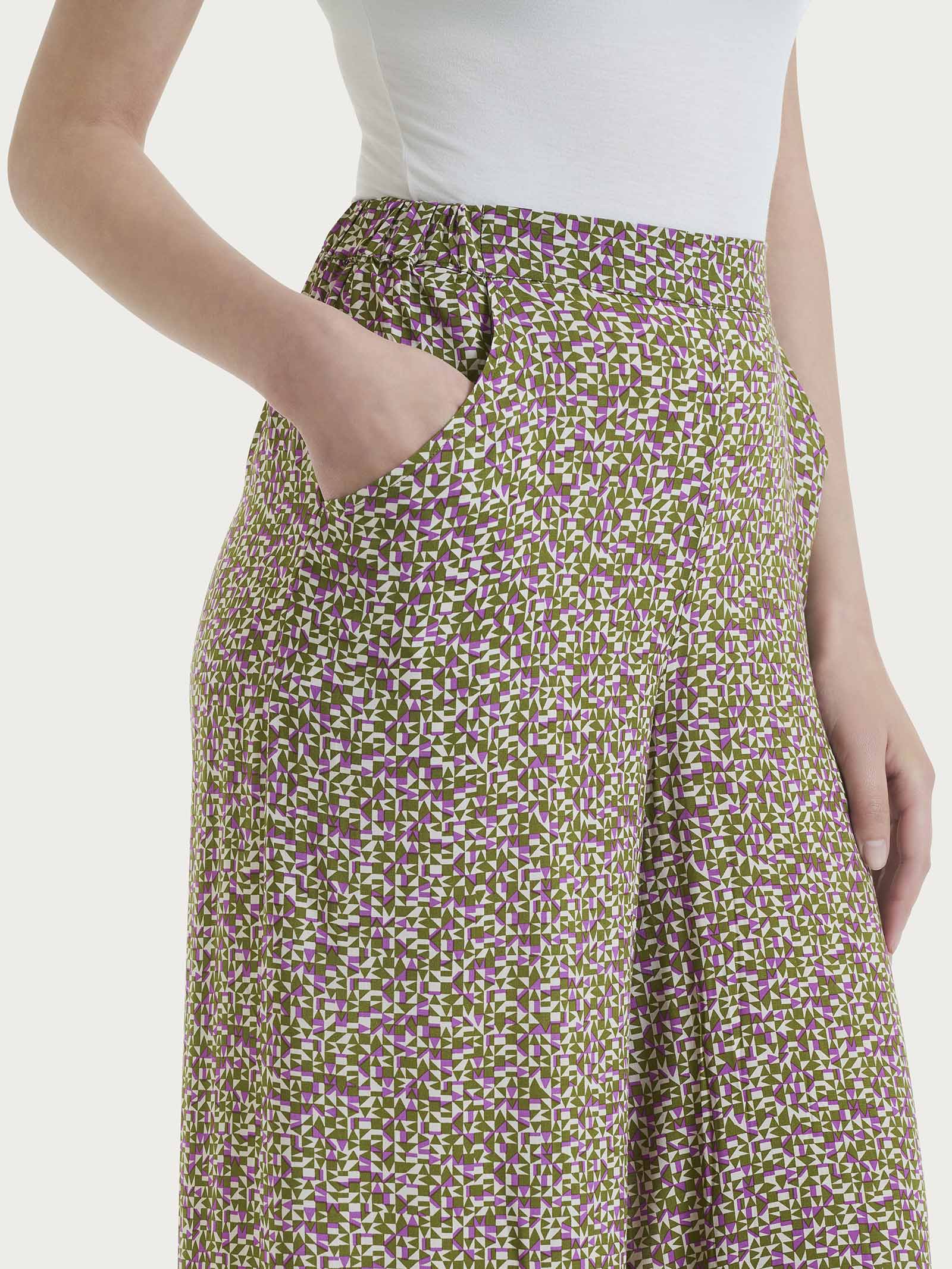 Pantalone a palazzo con tasche e geometic pattern in Ecoseta - Fant. Cattleya Orchid - Image 3