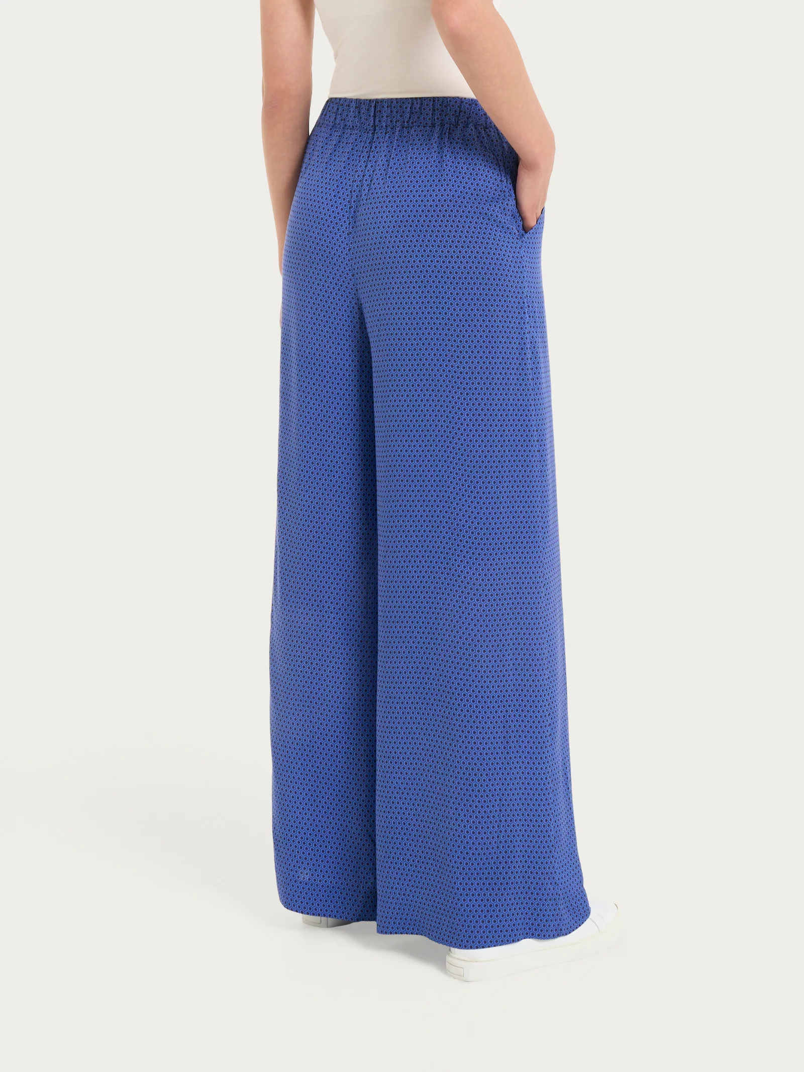 Pantalone a palazzo con tasche e hexagon pattern in Ecoseta - Fant. Dazzling Blue - Image 2