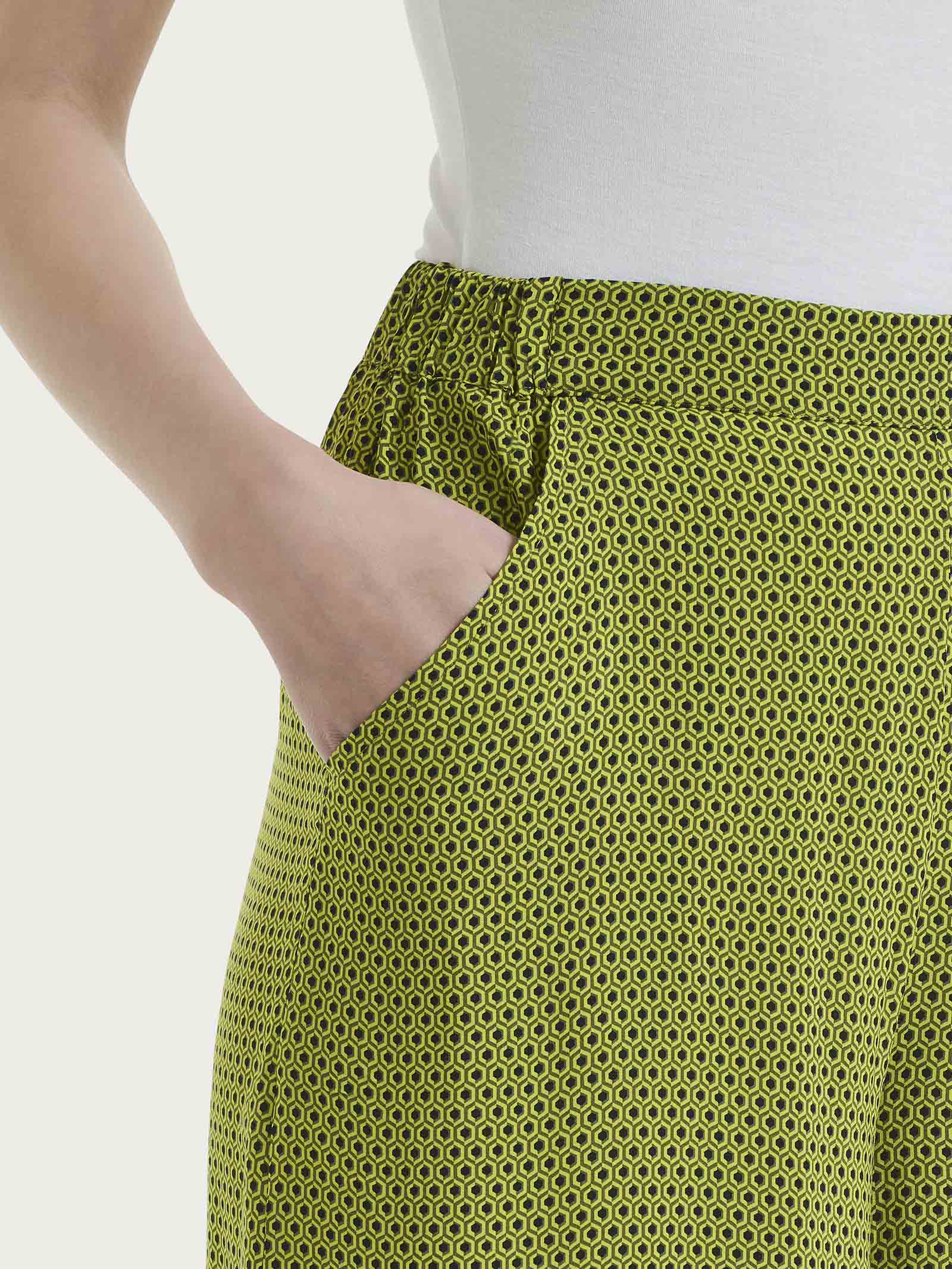 Pantalone a palazzo con tasche e hexagon pattern in Ecoseta - Fant. Sphagnum - Image 3