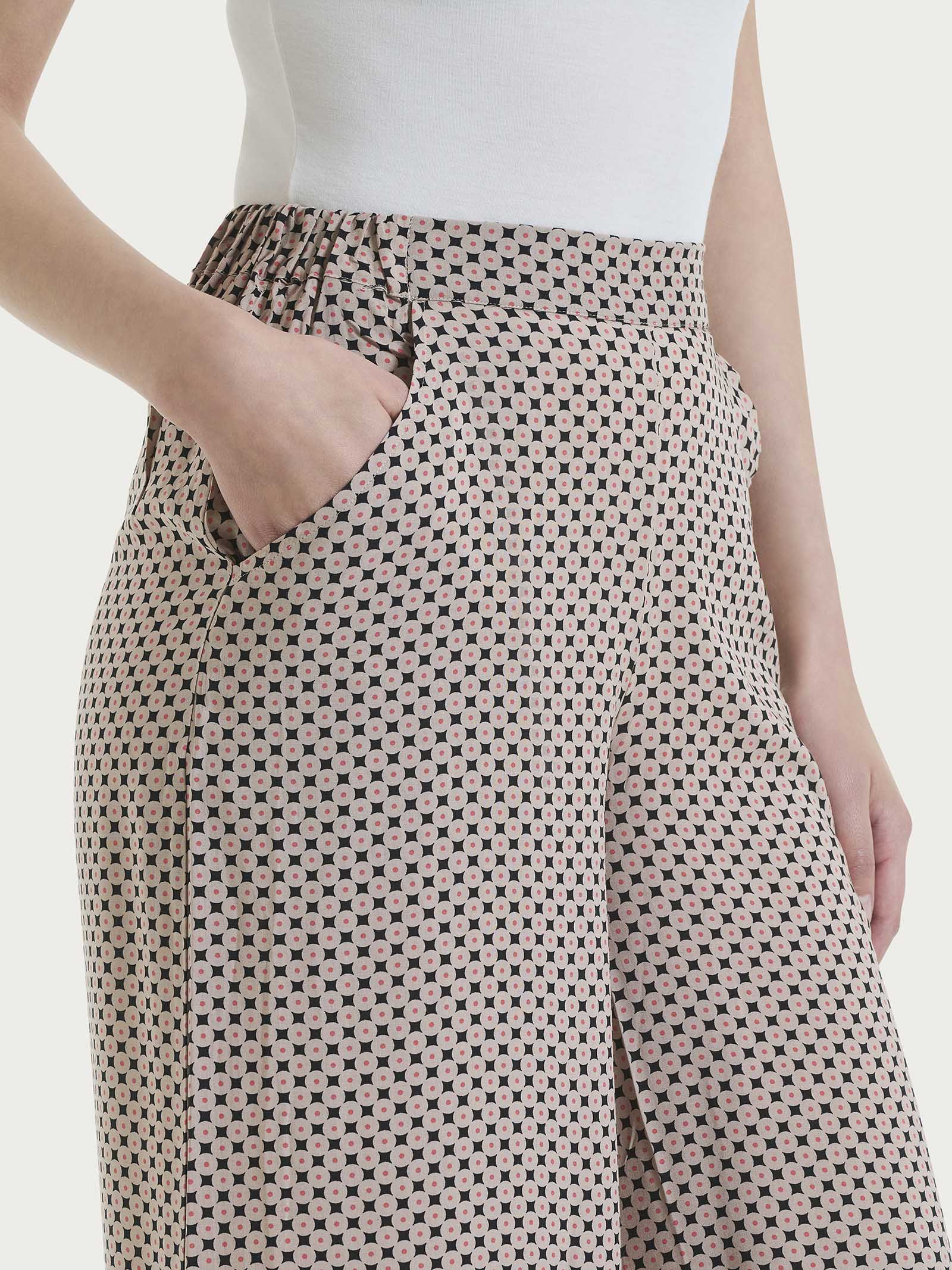 Pantalone a palazzo con tasche e micro pattern in Ecoseta - Fant.Nero - Image 3