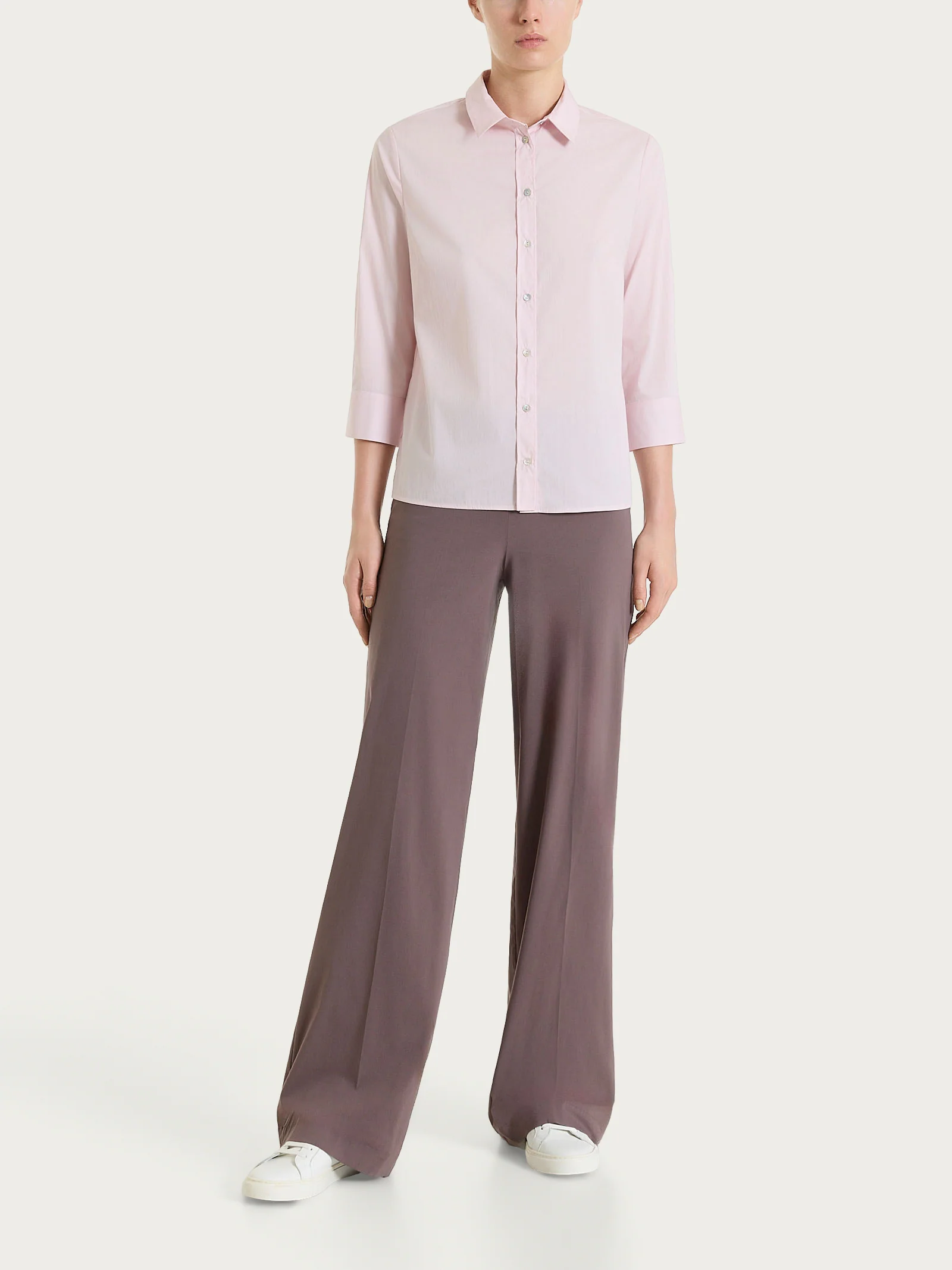 Pantalone a palazzo leggero in Super Fresh - Plum Truffle - Image 4