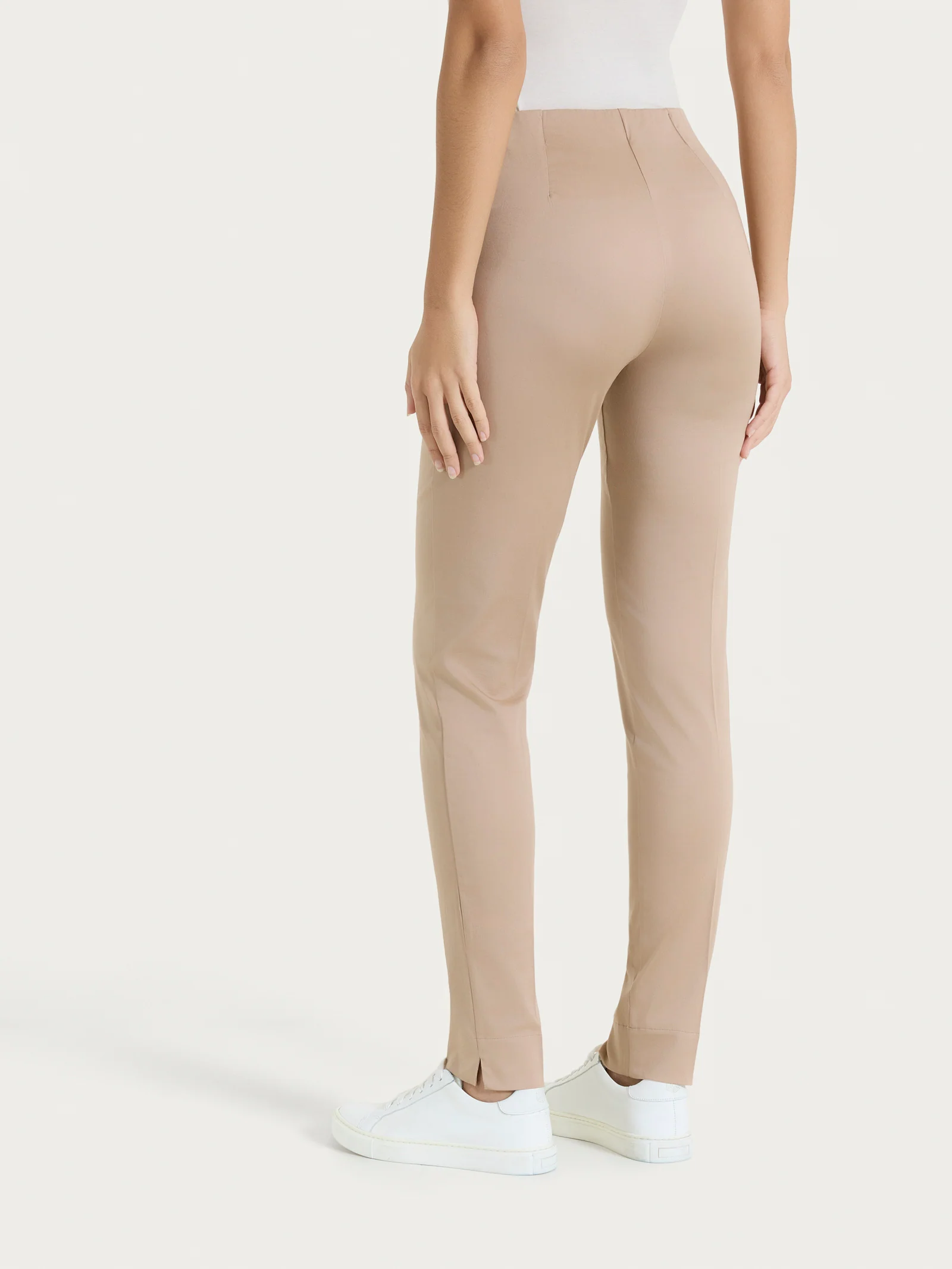 Pantalone a sigaretta con spacchetti in Satin Power - Warm Taupe - Image 4