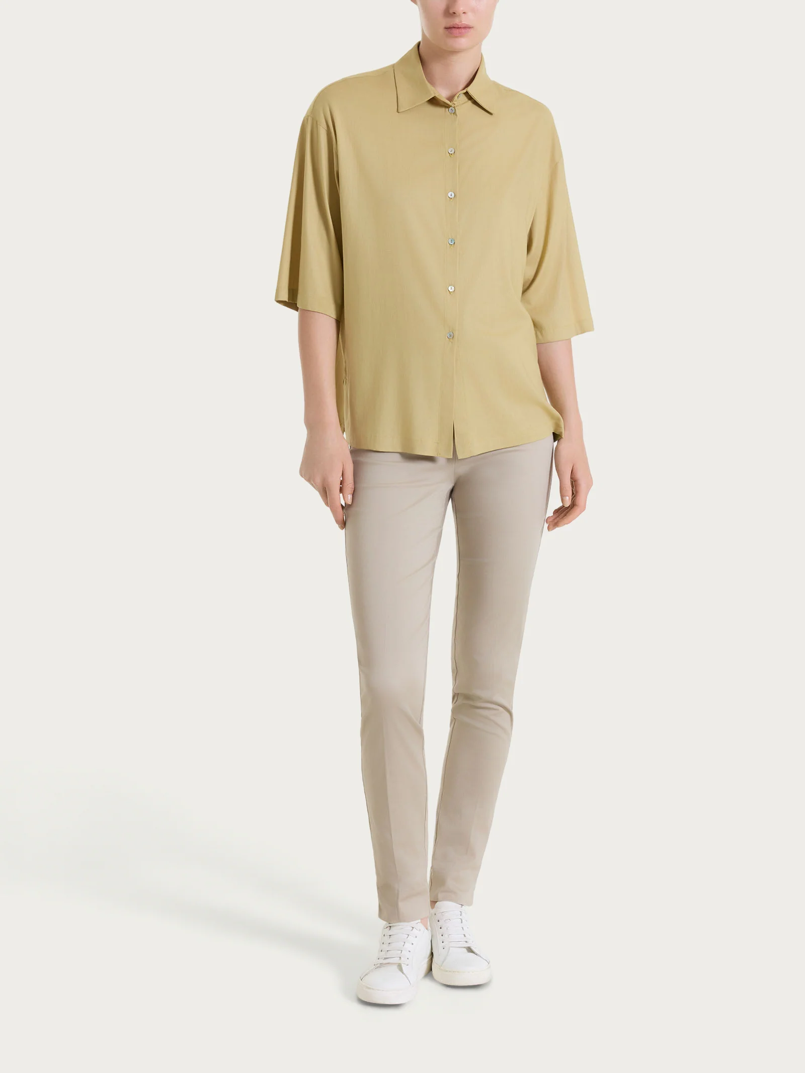 Pantalone a sigaretta con spacchetti in Satin Power - Crockery - Image 5