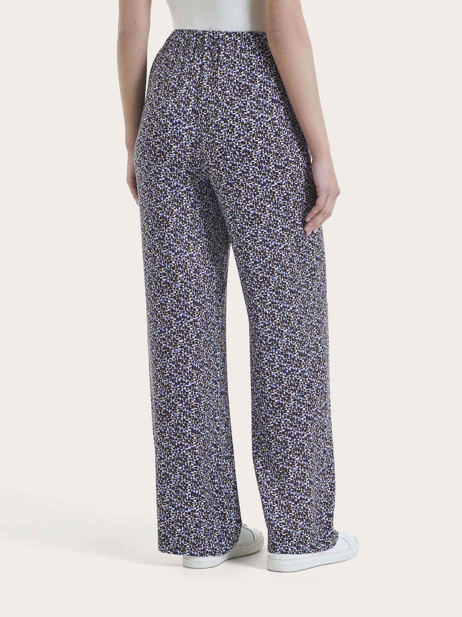 Pantalone ampio con tasche con geometric pattern in Ecoseta - Fant. Thistle - Image 2