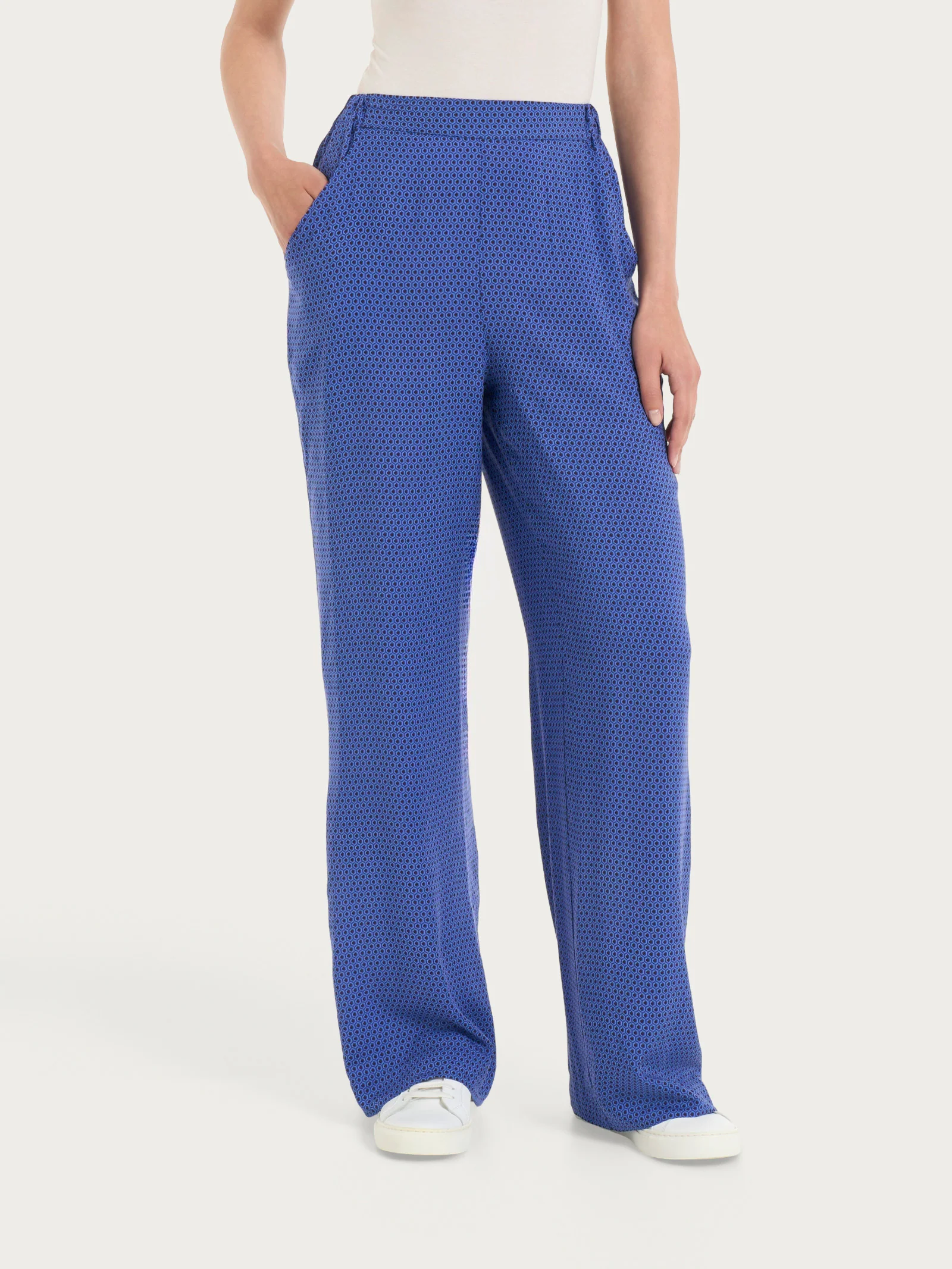 Pantalone ampio con tasche e hexagon pattern in Ecoseta  - Fant. Dazzling Blue