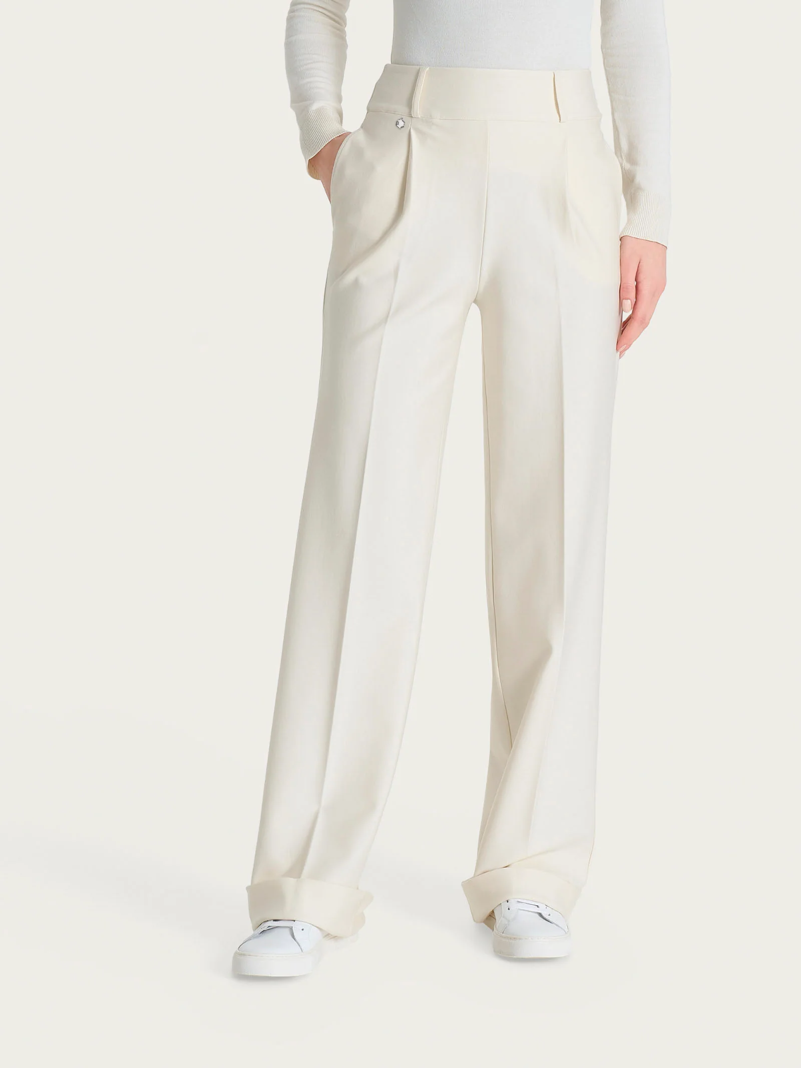 Pantalone ampio con tasche e pinces in Compact - Avorio - Image 2
