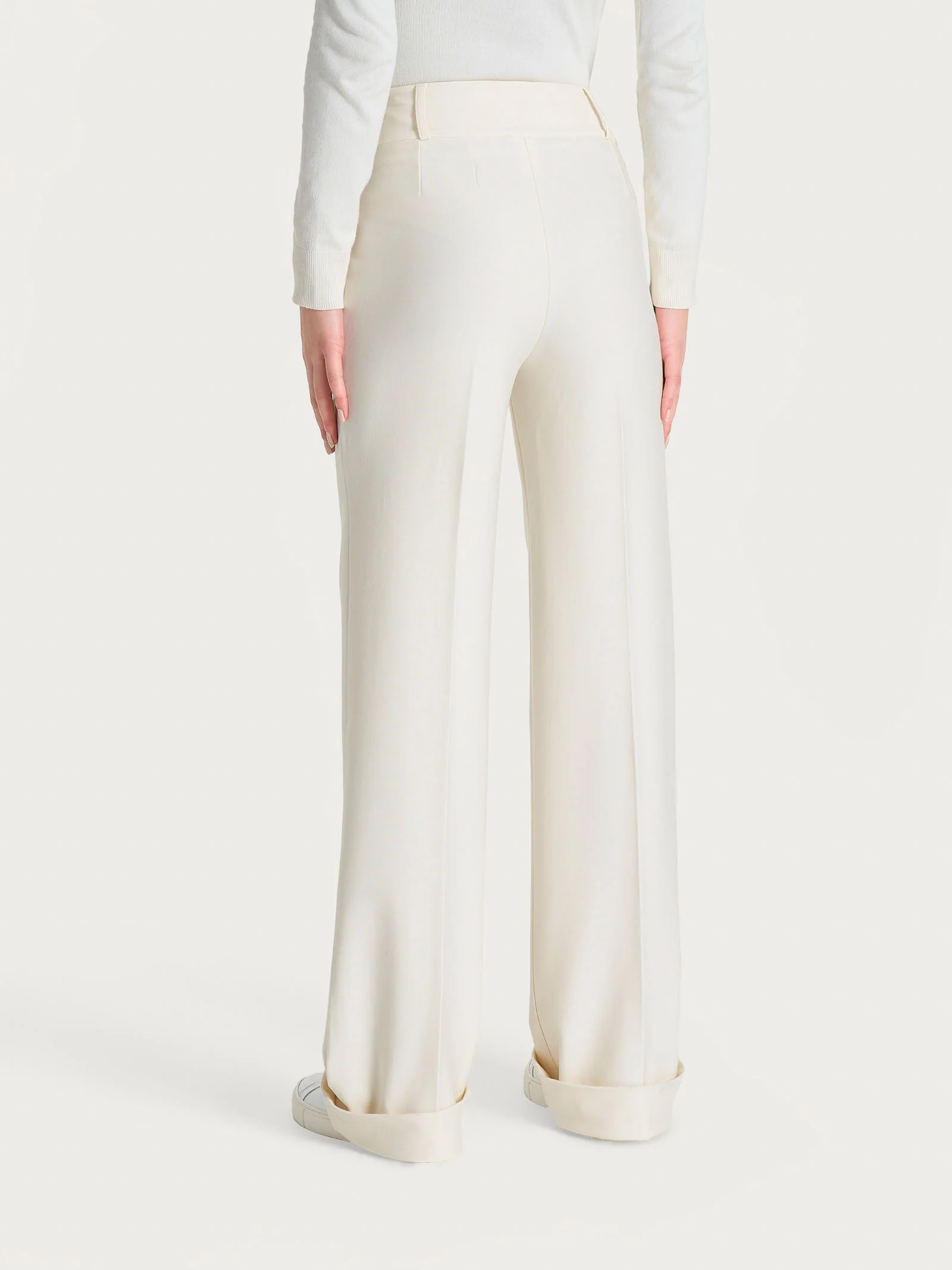 Pantalone ampio con tasche e pinces in Compact - Avorio - Image 4
