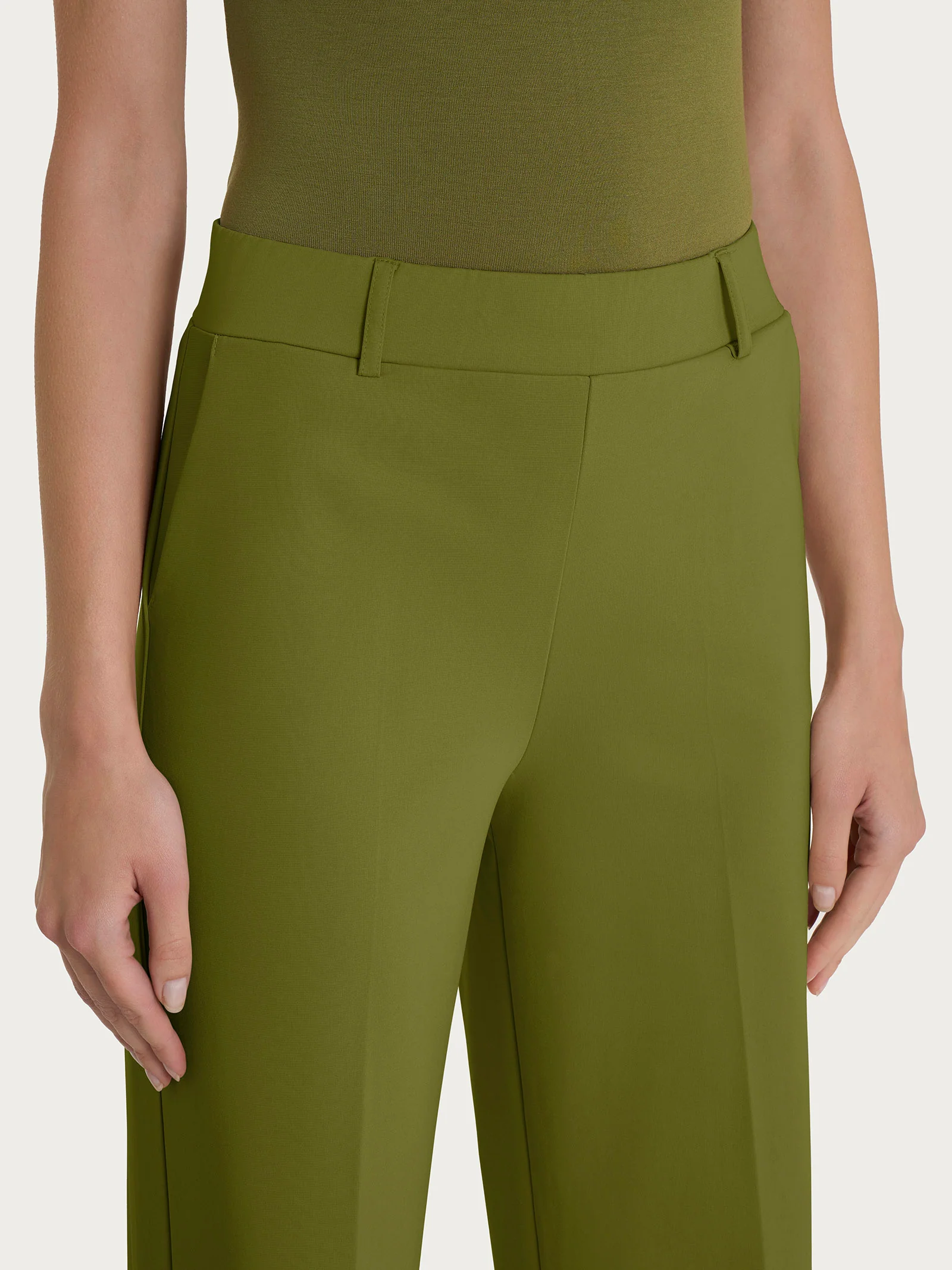 Pantalone ampio con tasche in Compact Light - Sphagnum - Image 3