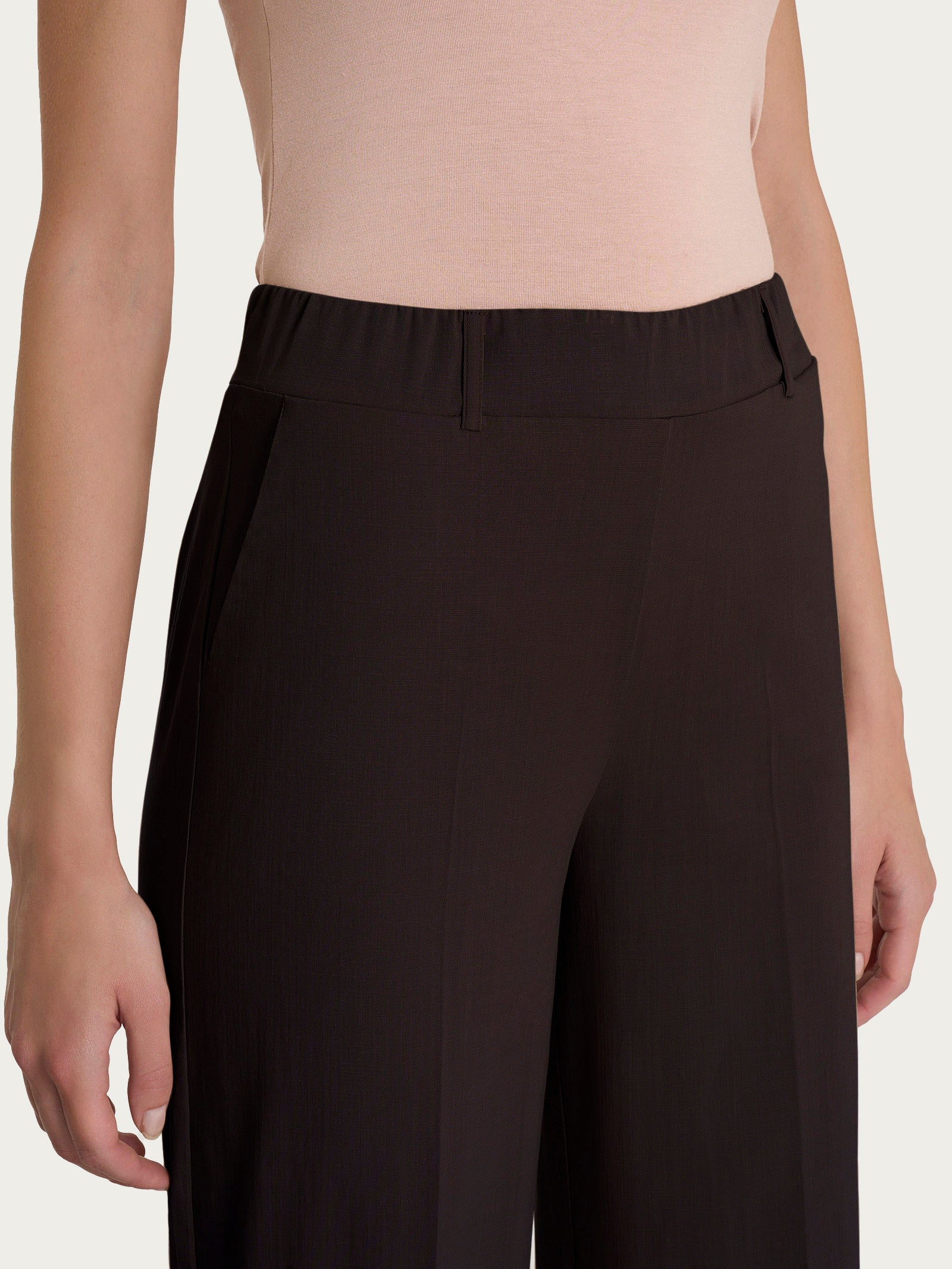Pantalone ampio con tasche in Super Natural - Chocolate Torte - Image 3