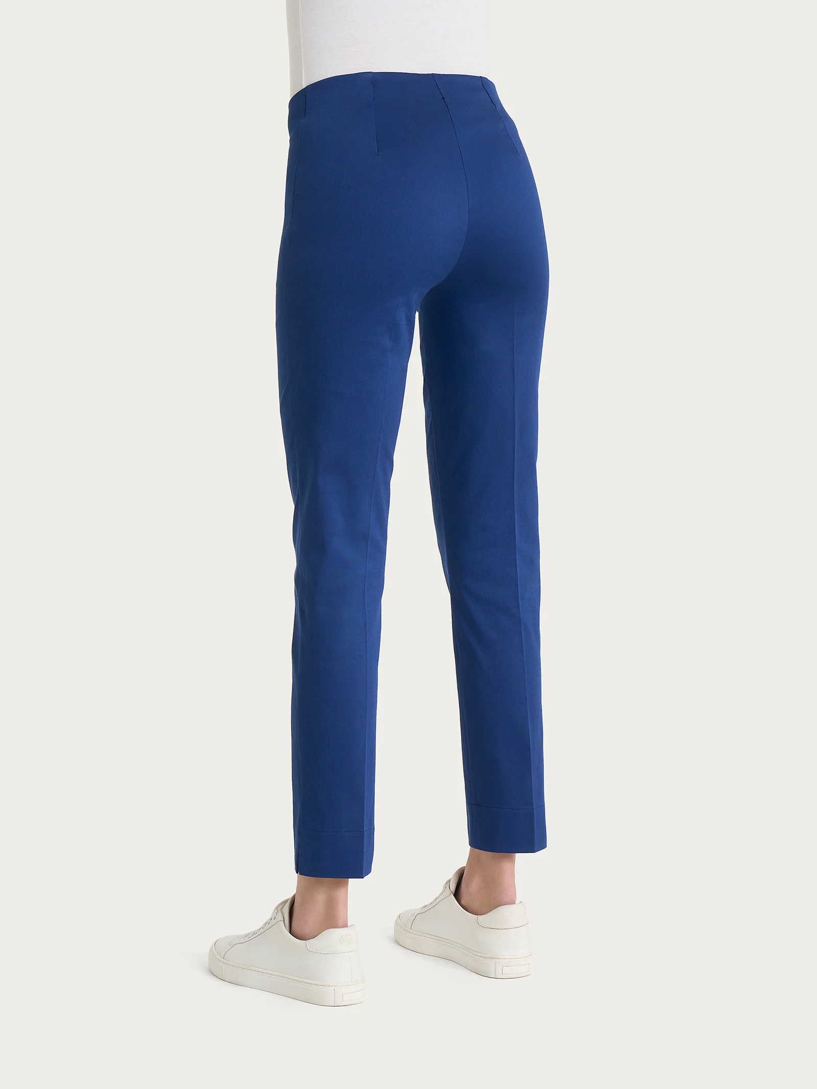Pantalone capri con spacchetti in Satin Power - Blueberry - Image 2