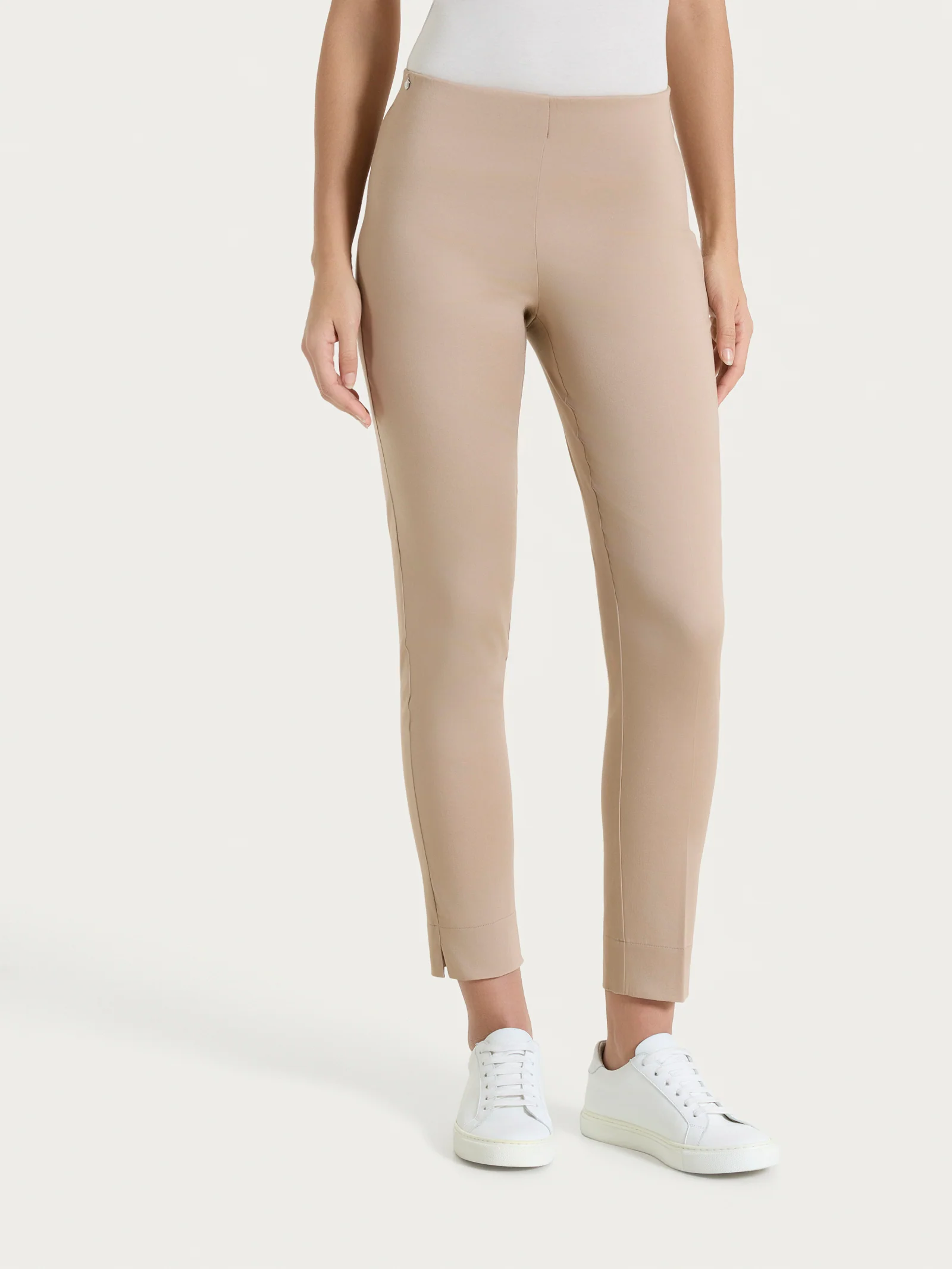 Pantalone capri con spacchetti in Satin Power - Warm Taupe
