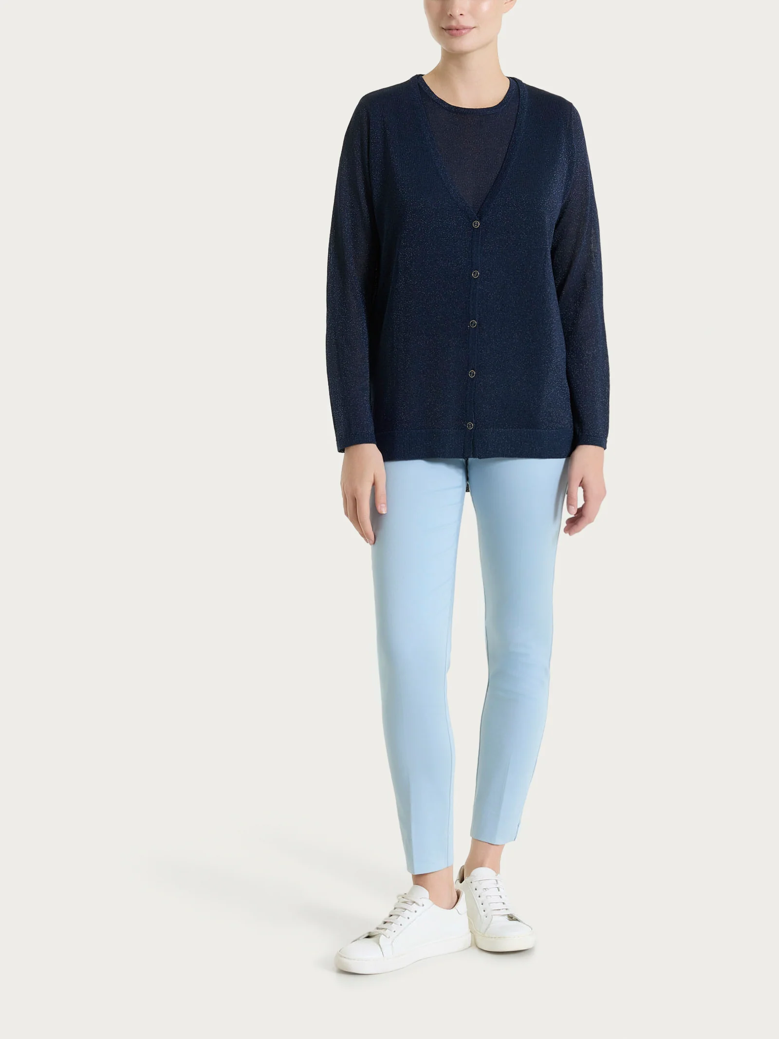 Pantalone capri con spacchetti in Satin Power - Dusty Blue - Image 7