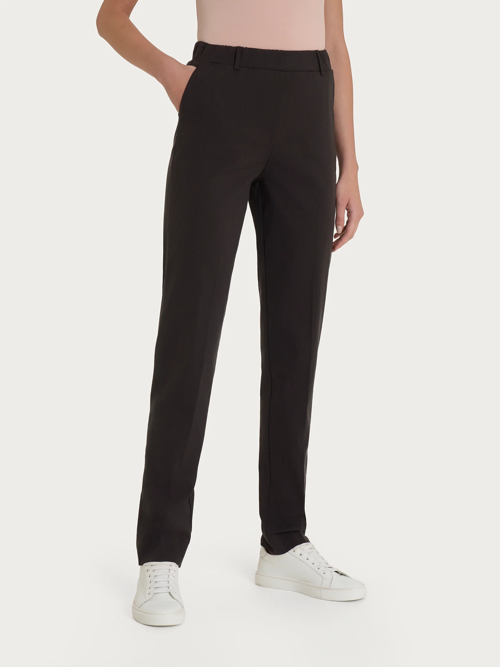 Pantalone chino slim con tasche in Super Natural - Chocolate Torte - Image 2