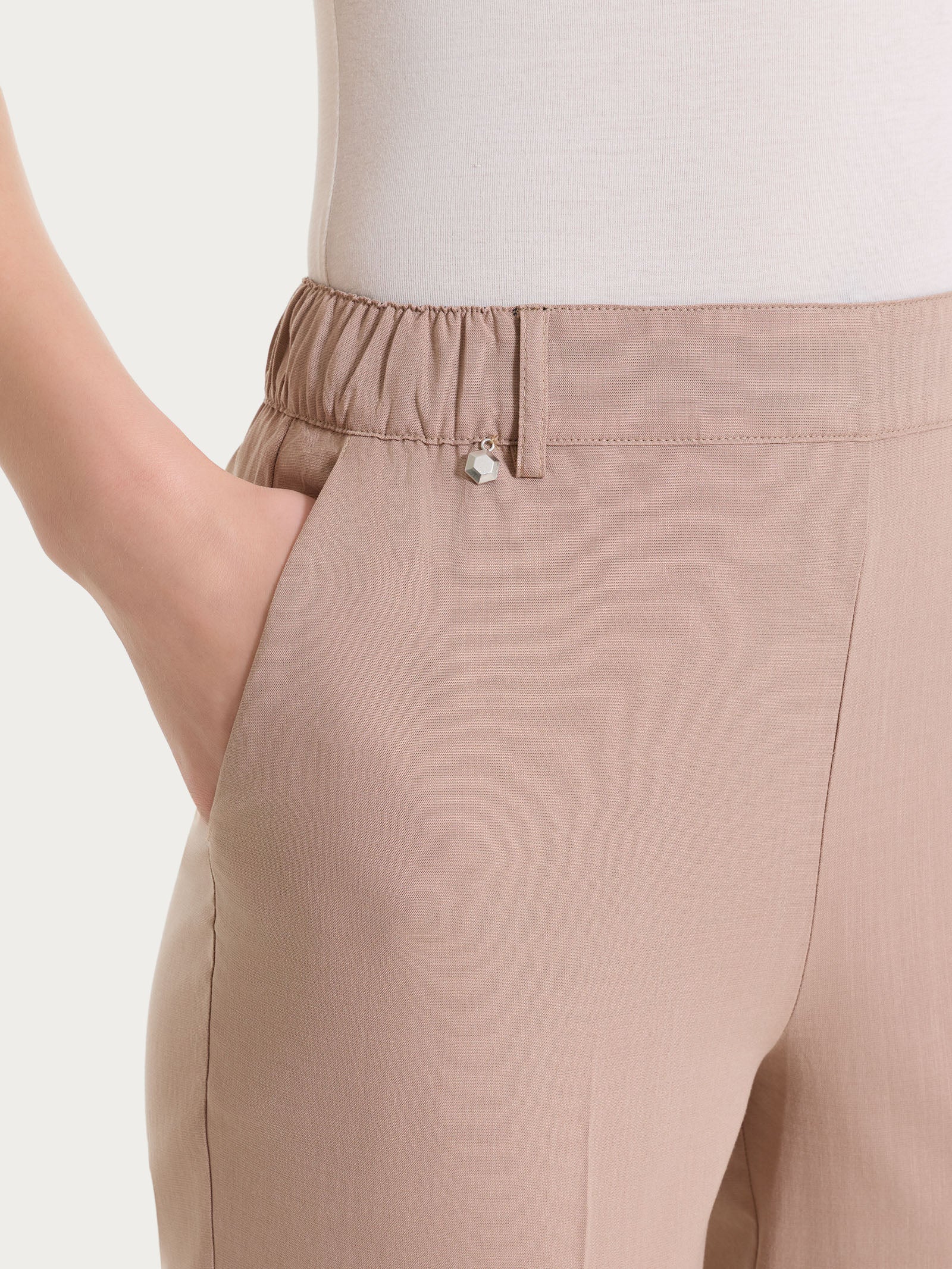 Pantalone chino slim con tasche in Super Natural - Warm Taupe - Image 7