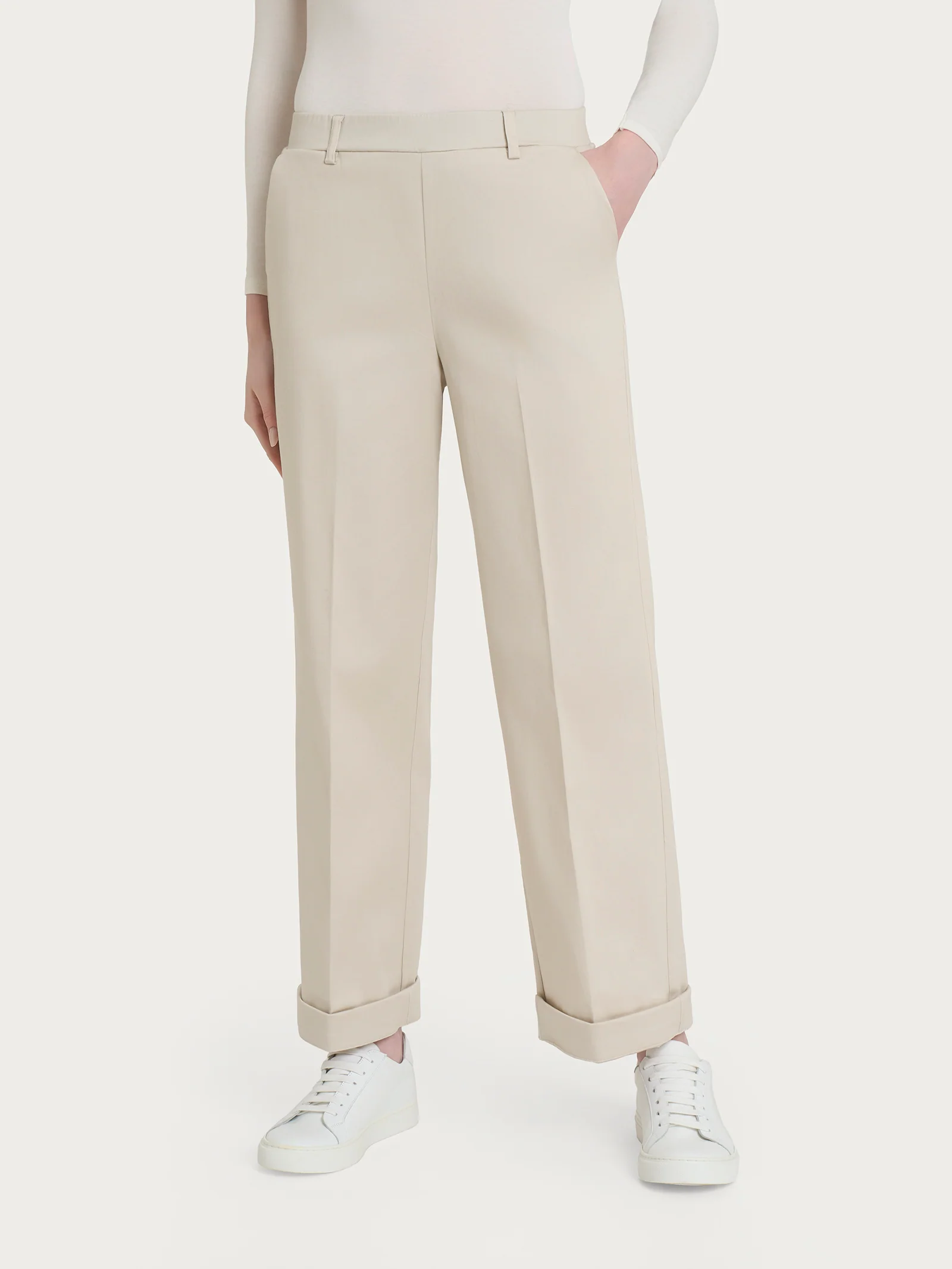 Pantalone dritto con tasche e risvolto in Satin Power - Champignon