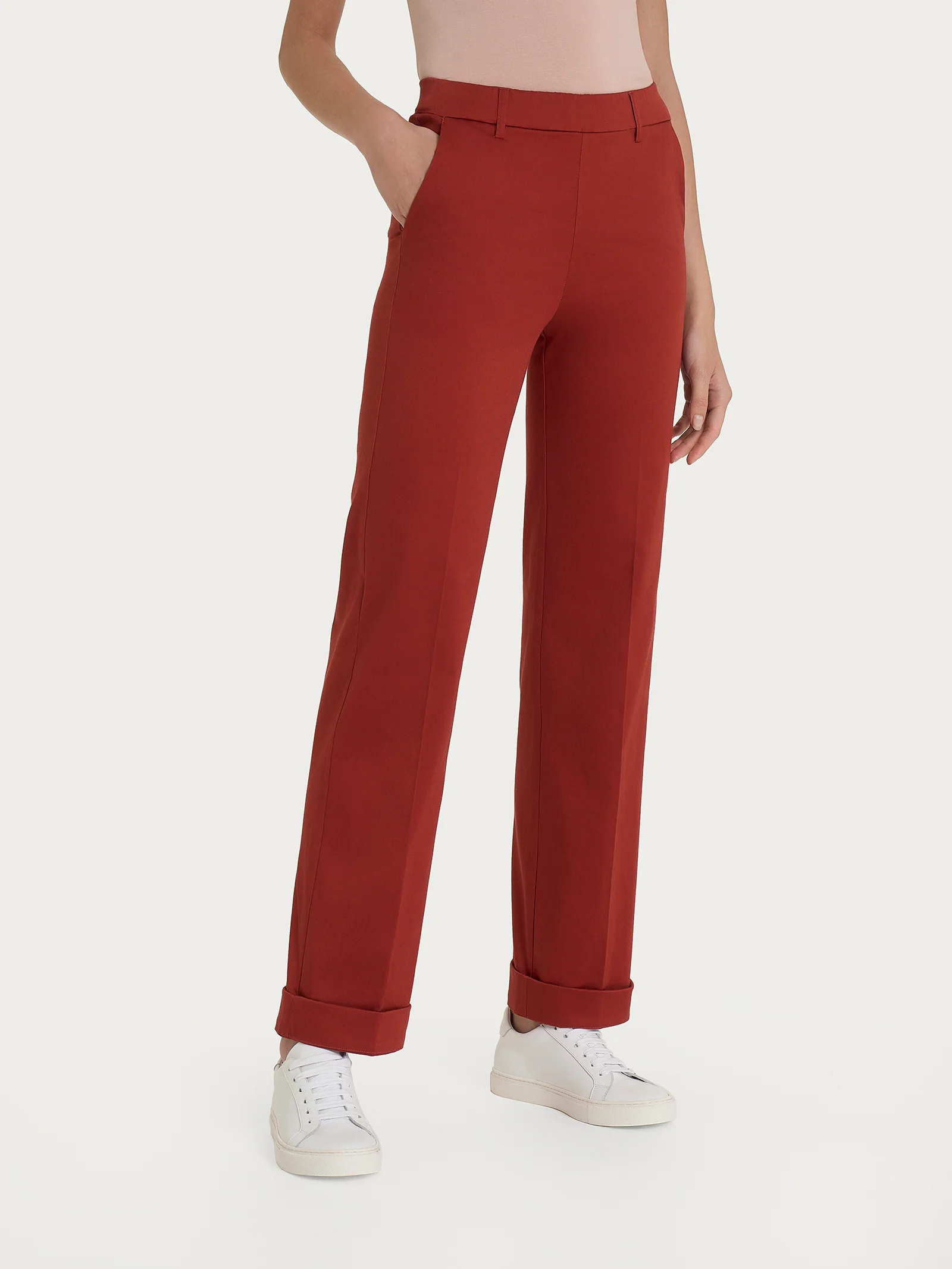Pantalone dritto con tasche e risvolto in Satin Power - Red Ochre