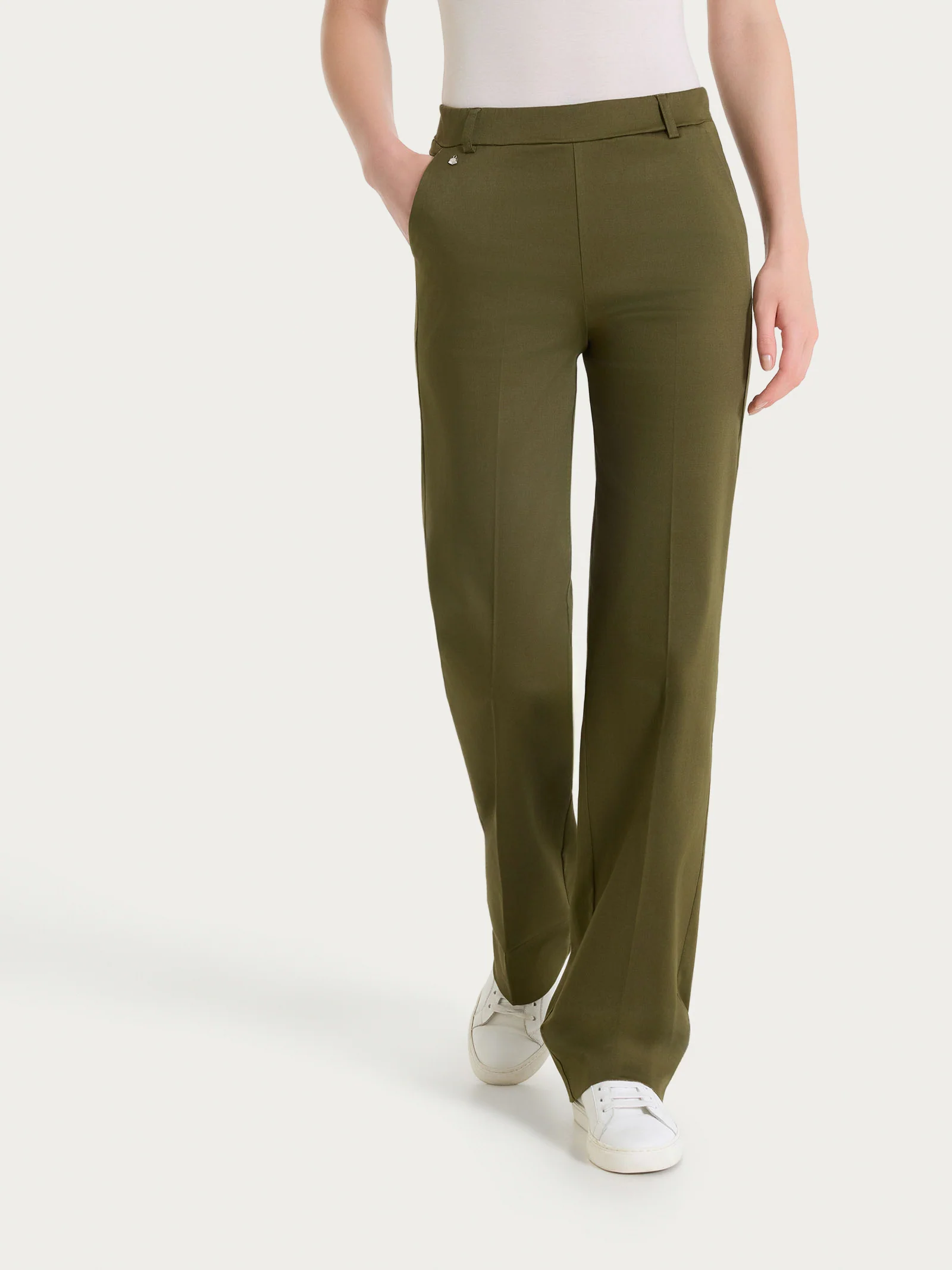 Pantalone dritto con tasche e risvolto in Satin Power - Dark Olive
