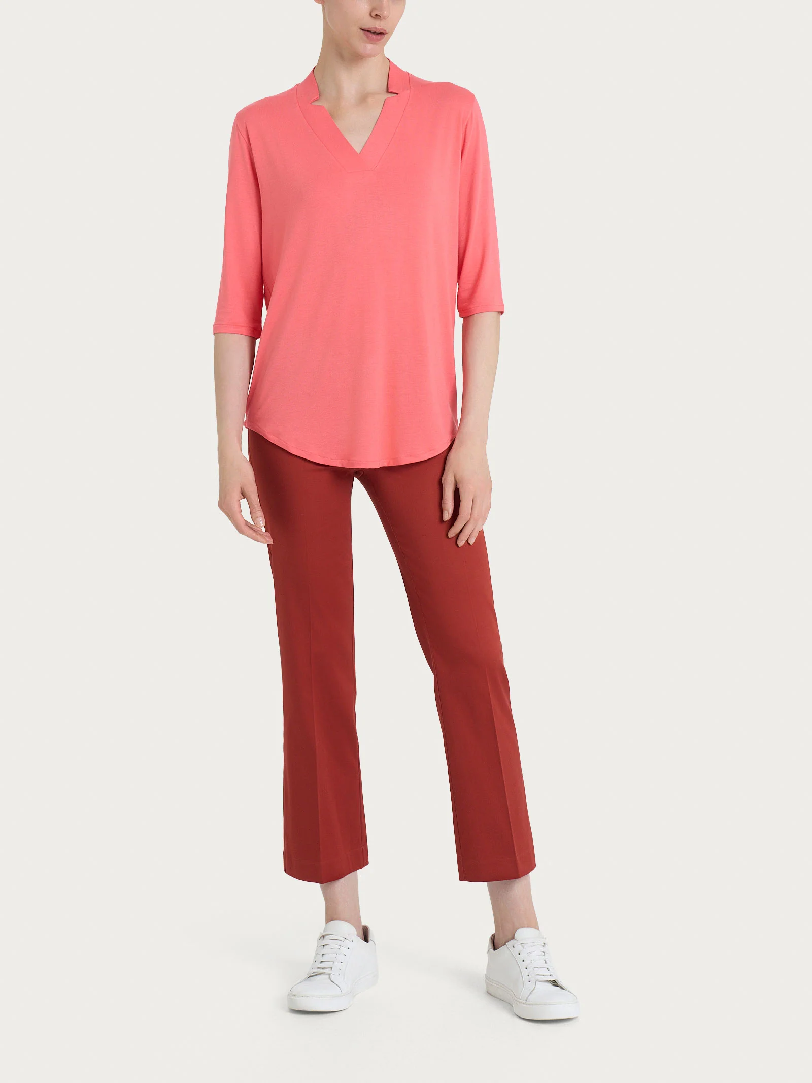Pantalone flare alla caviglia in Satin Power - Red Ochre - Image 4