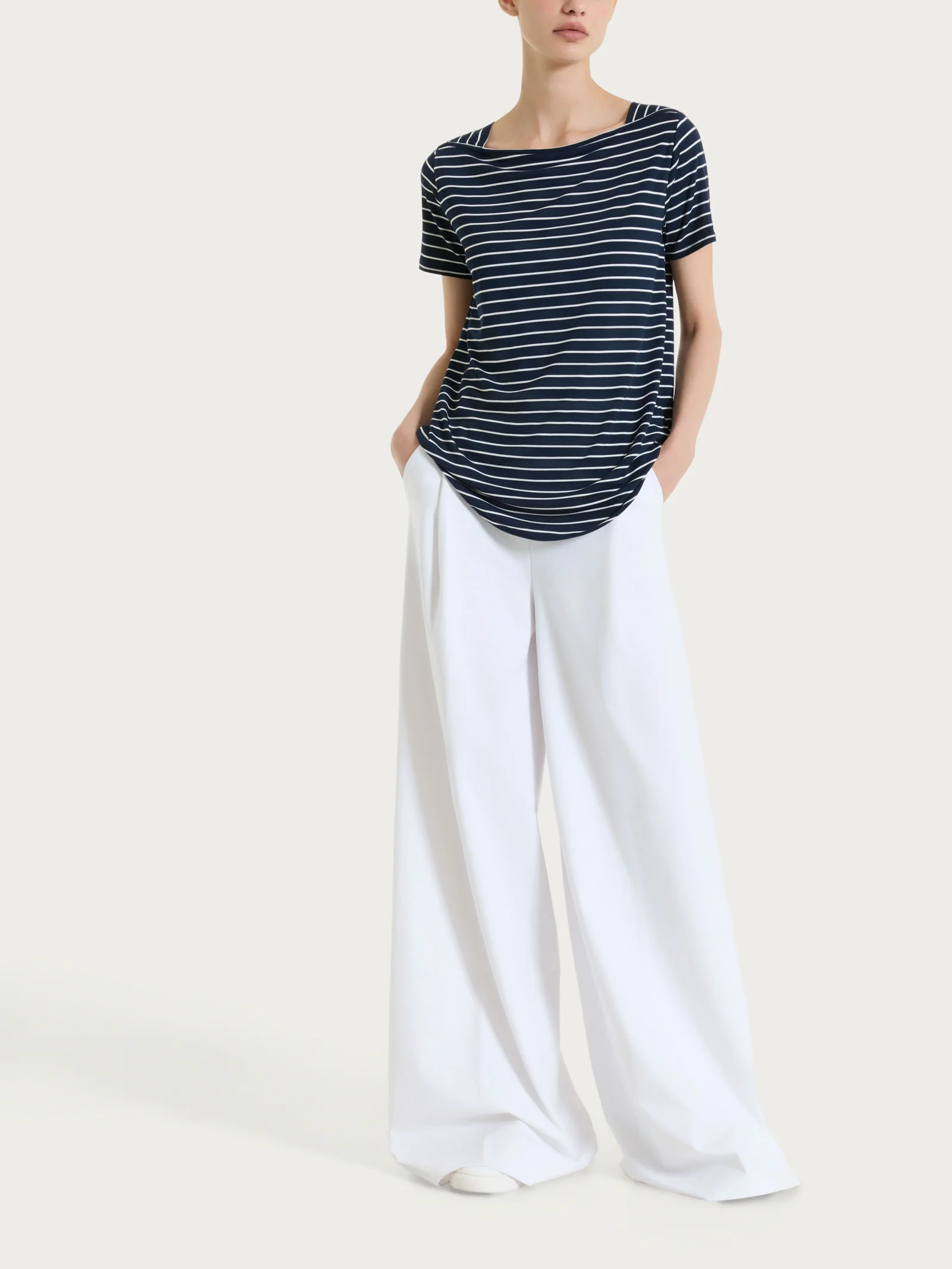 Pantalone lungo a palazzo con tasche e pinces in Compact Light - Bianco - Image 4