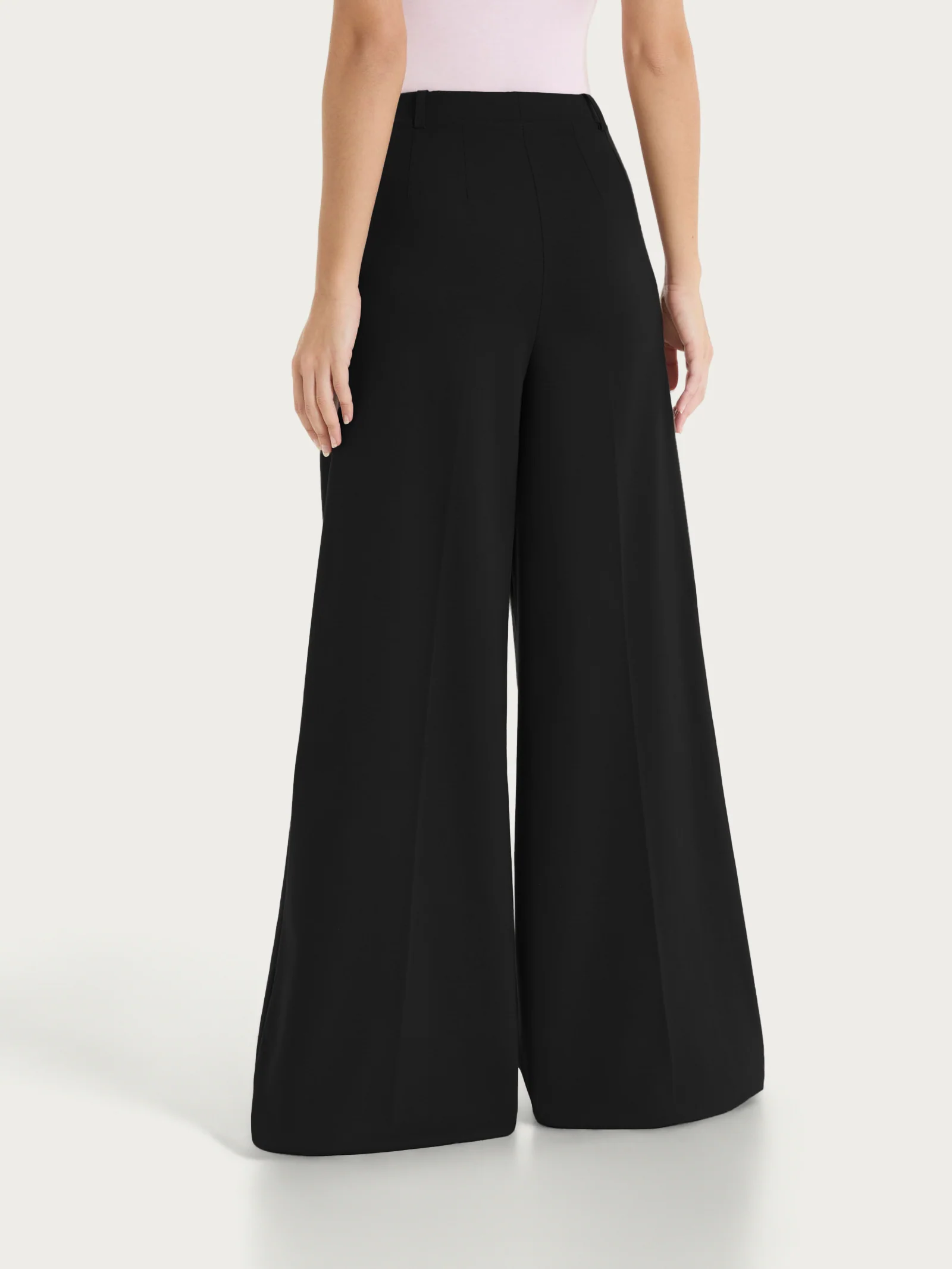 Pantalone lungo a palazzo con tasche e pinces in Compact Light - Nero - Image 2
