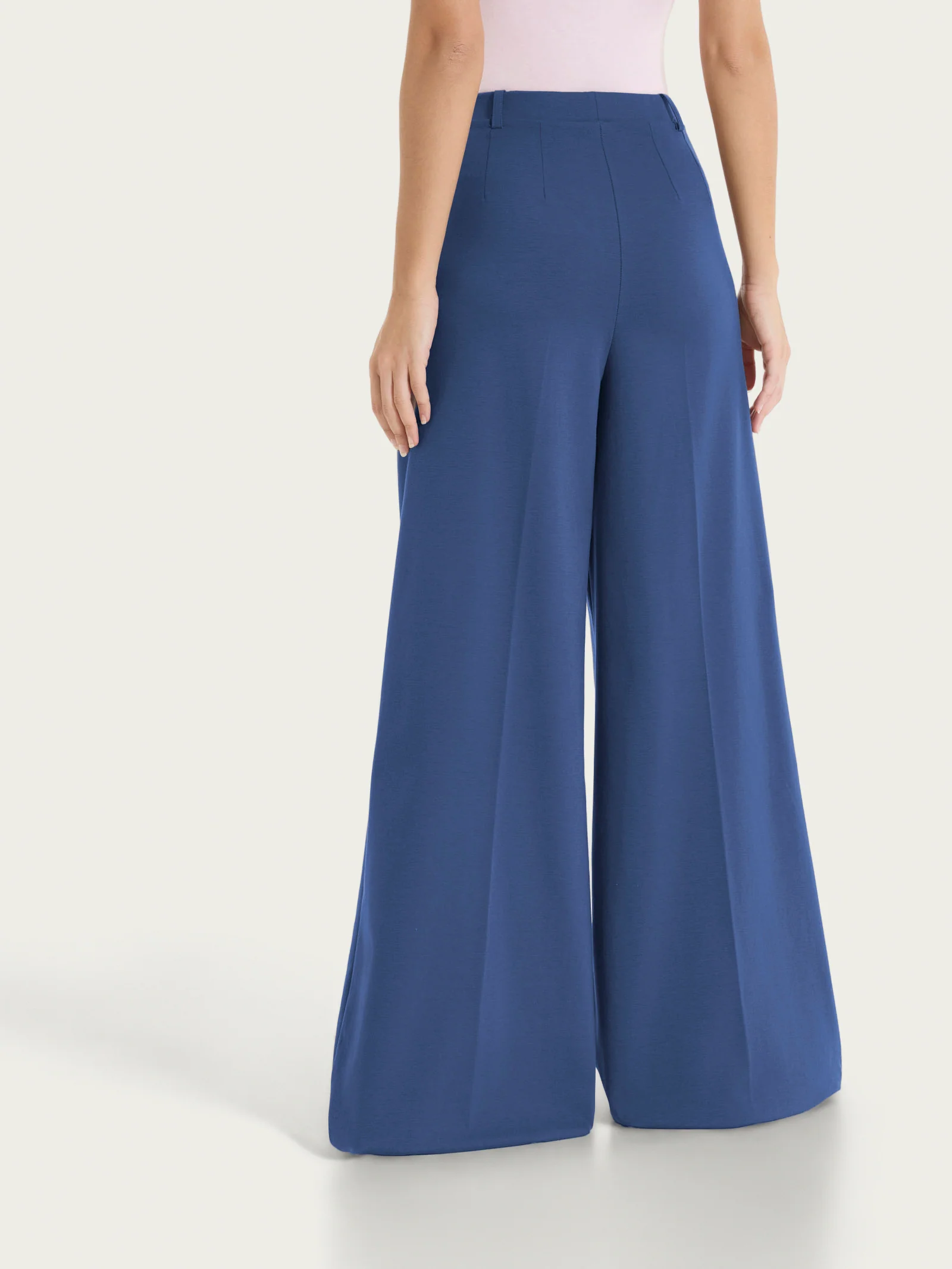 Pantalone lungo a palazzo con tasche e pinces in Compact Light - Oceana - Image 2