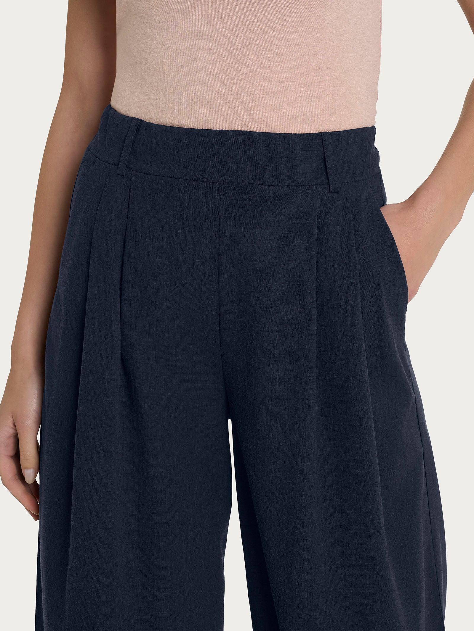 Pantalone palazzo con tasche e pinces in Super Natural - Bleu - Image 4