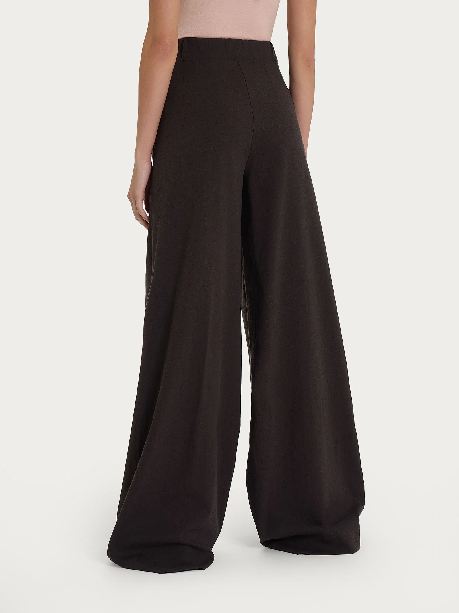 Pantalone palazzo con tasche e pinces in Super Natural - Chocolate Torte - Image 2