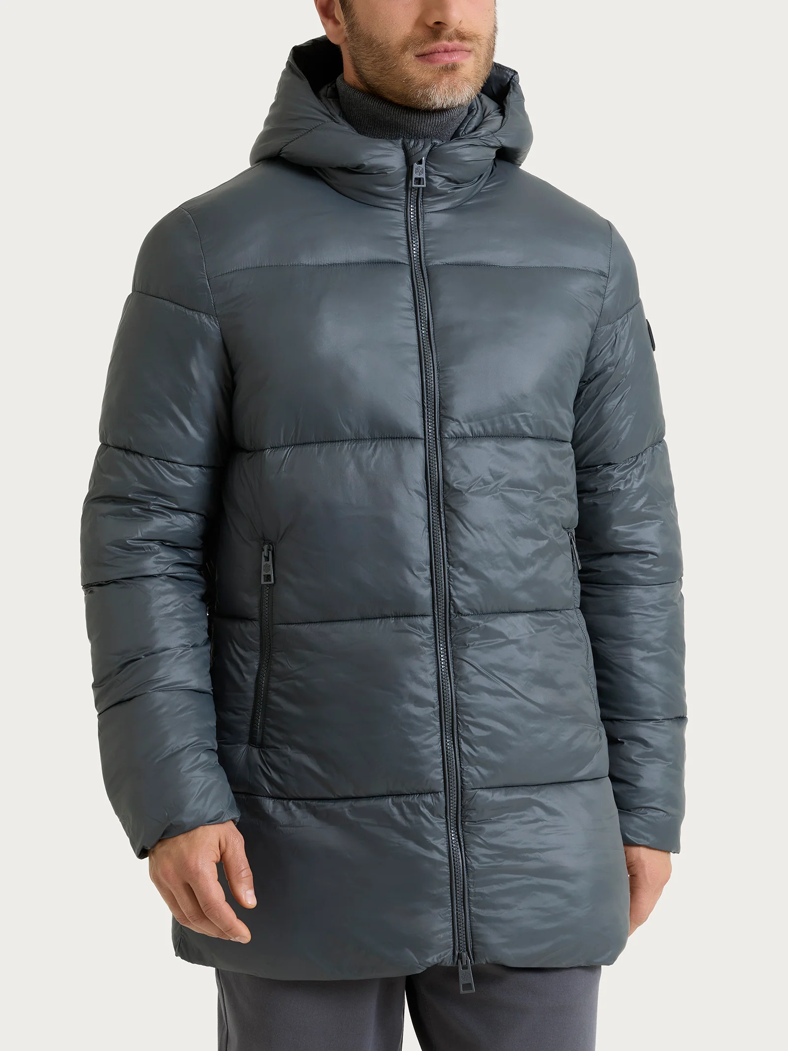 Piumino shiny con cappuccio in Vegan Down - Dark Shadow