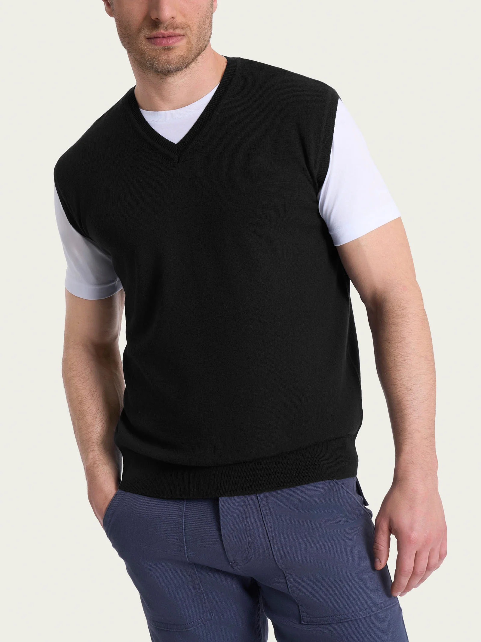 Pull smanicato con scollo a V in maglia unita in Merino Soft - Nero