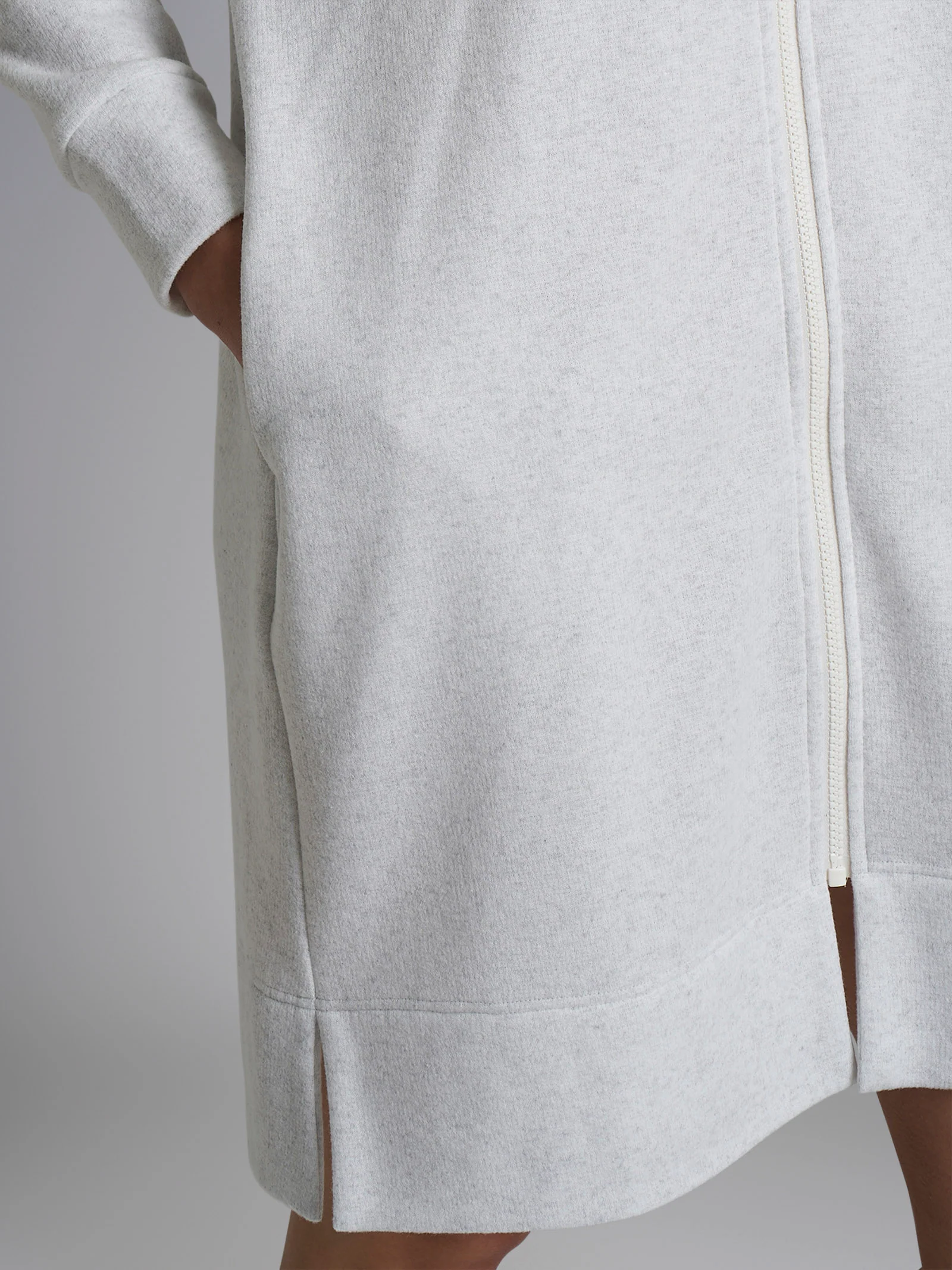 Vestaglia con zip in tinta unita in Cotton Eco Pile - Ghiaia Mel. - Image 2